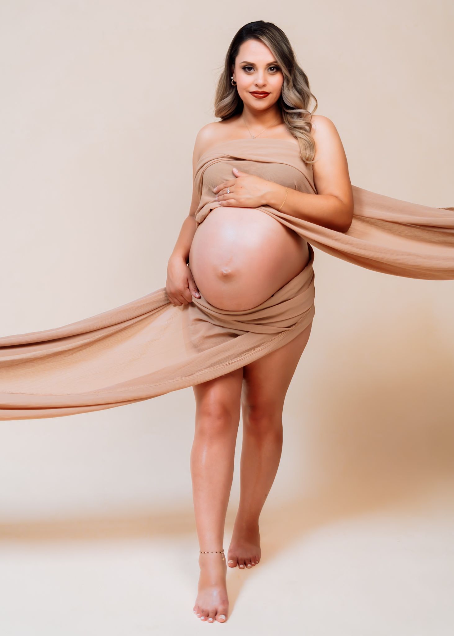 Maternity studio photoshoot in Glendale, Arizona. Captured by Genesis Renteria, Veeutiful Photography