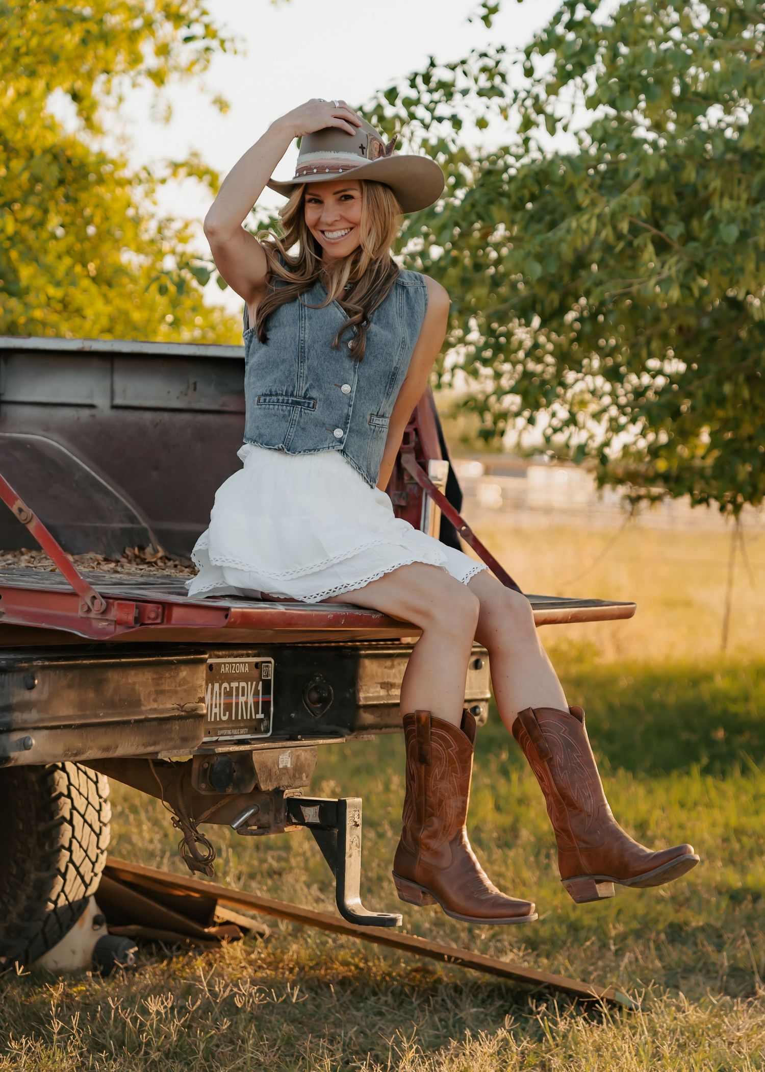Outdoor lifestyle photoshoot in San Tan Valley, Arizona at Jackrabbit Farms. Captured by Genesis Renteria, Veeutiful Photography