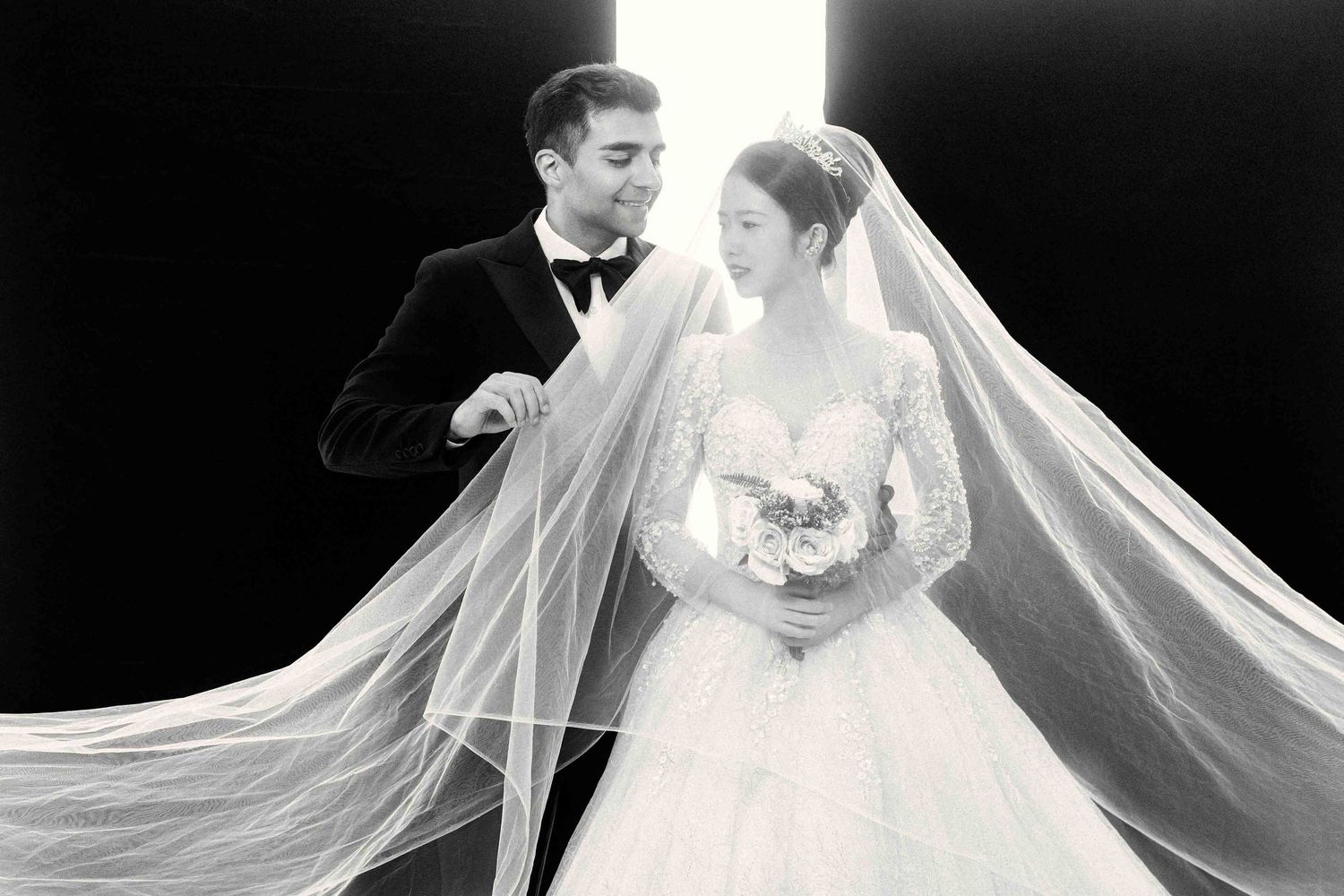 Kreatives Foto im Studio eines Hochzeitspaares in Schwarzweiss - aufgenommen vom Hochzeitsfotograf in Hannover