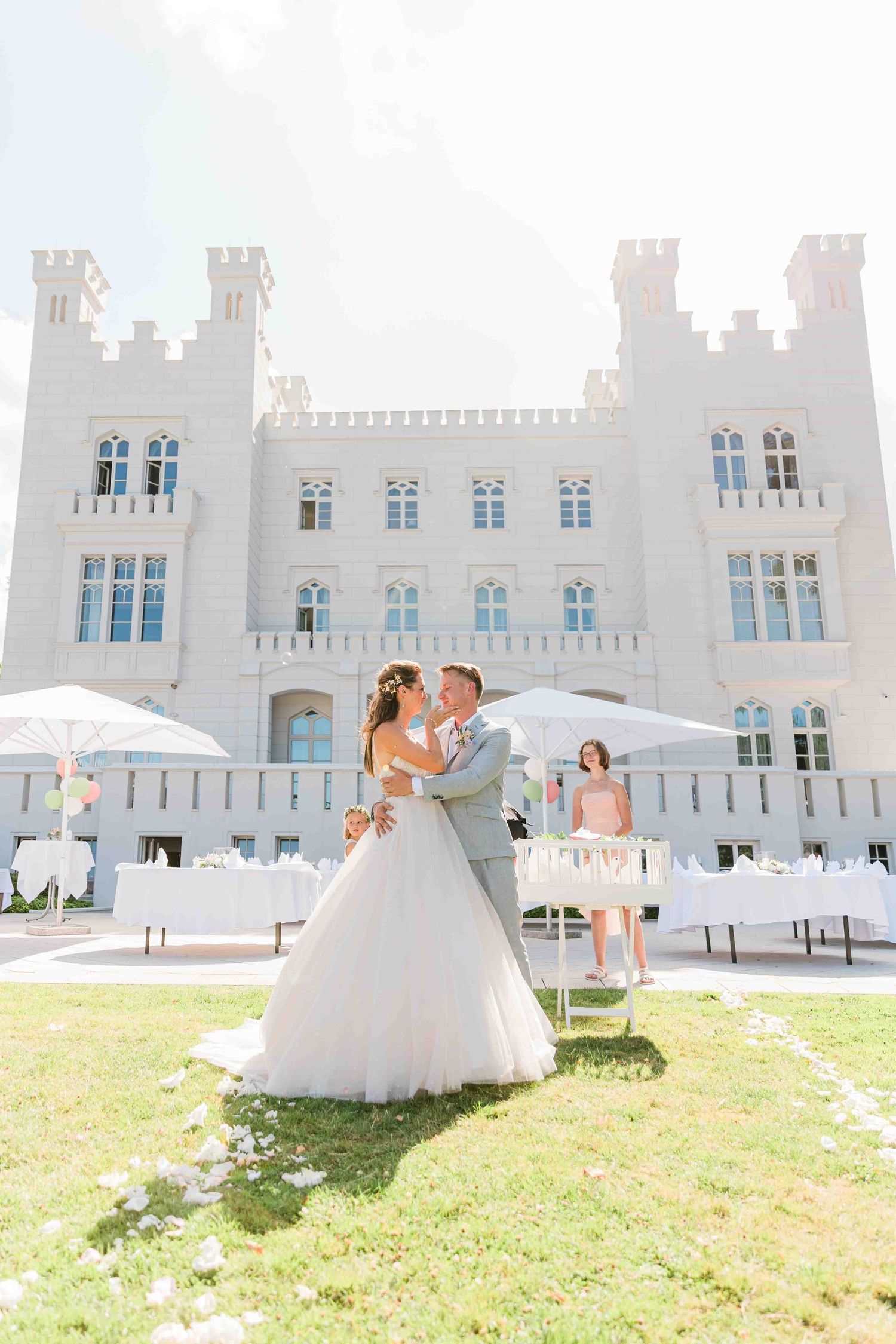 Intimes ungestelltes Foto eines Hochzeitspaares bei Ihrer Hochzeit im Grand Hotel Heiligendamm - aufgenommen vom Hochzeitsfotograf Hannover