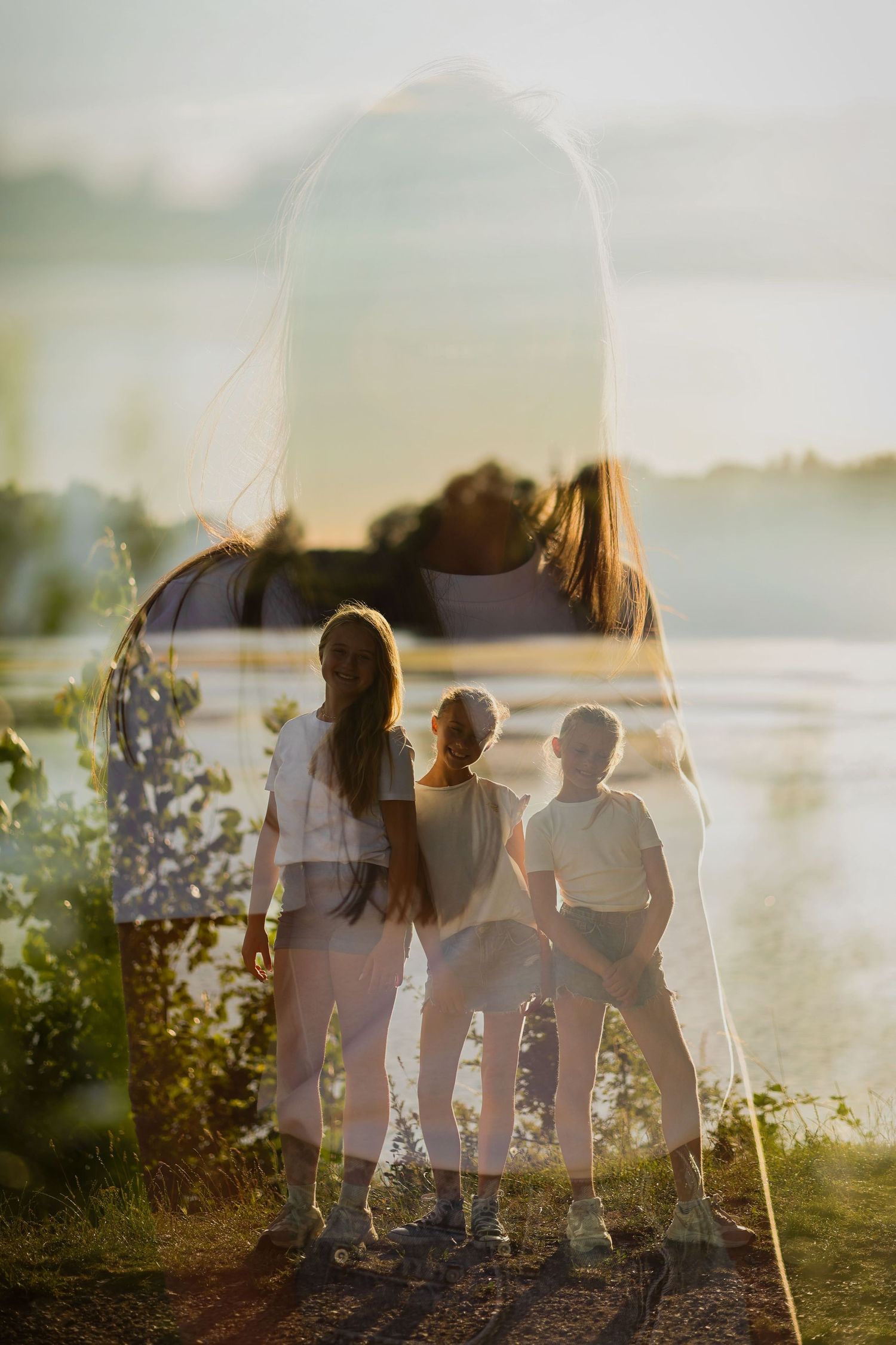 Création artistique d'une image en double exposition d'une mère et de ses filles lors d'une séance famille