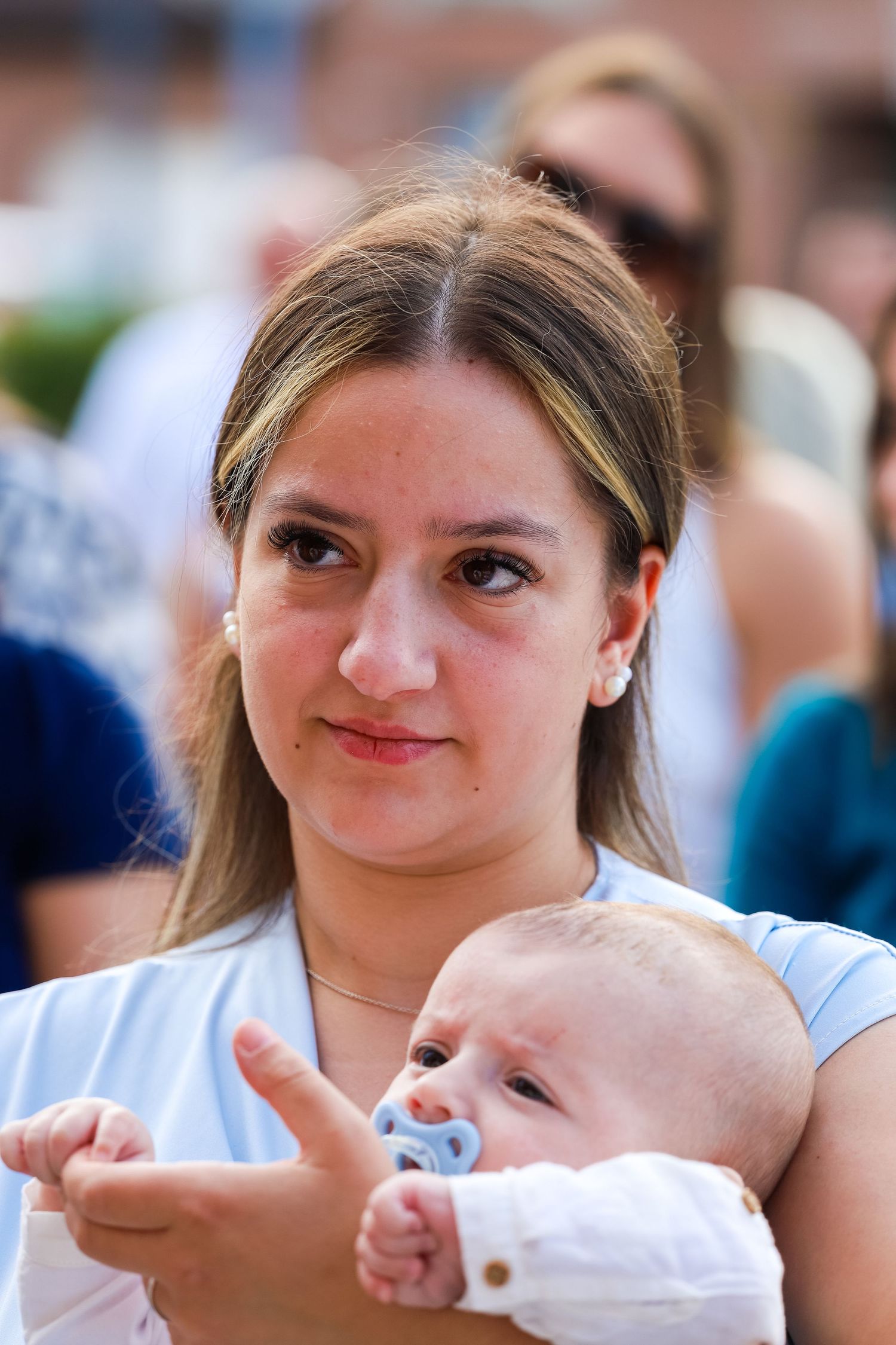 Mère et. son fils pour un baptême