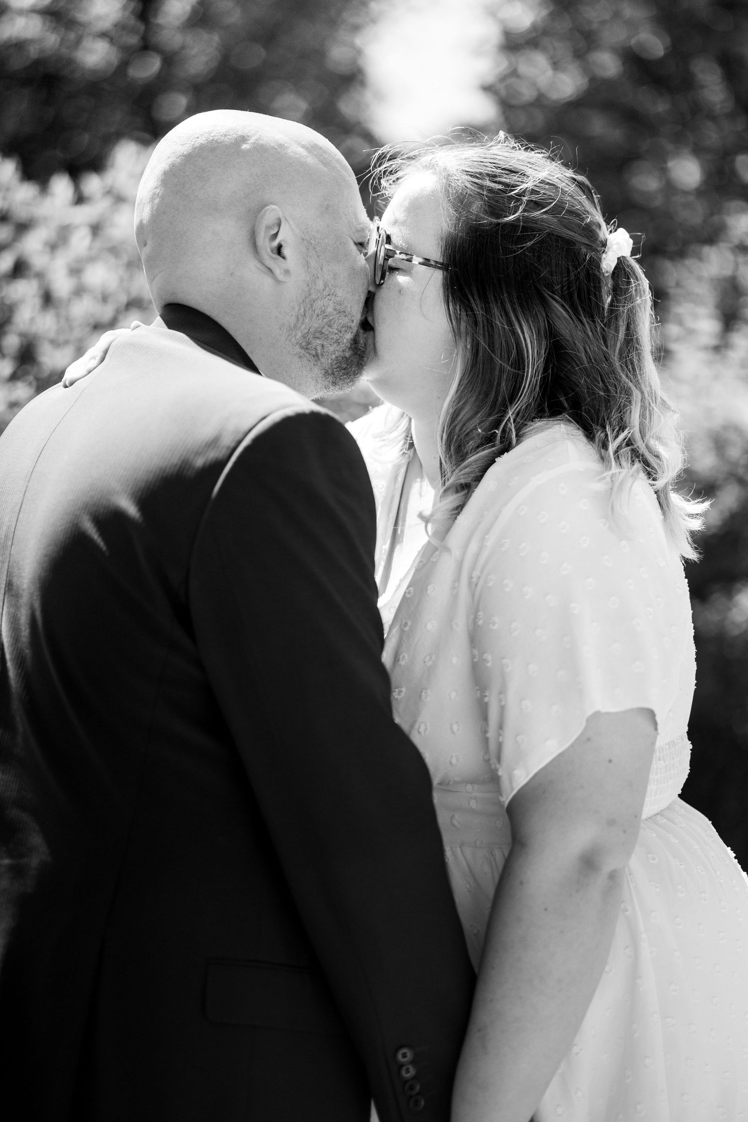 Photo de mariage en extérieur dans les Hauts-de-France avec une ambiance romantique.