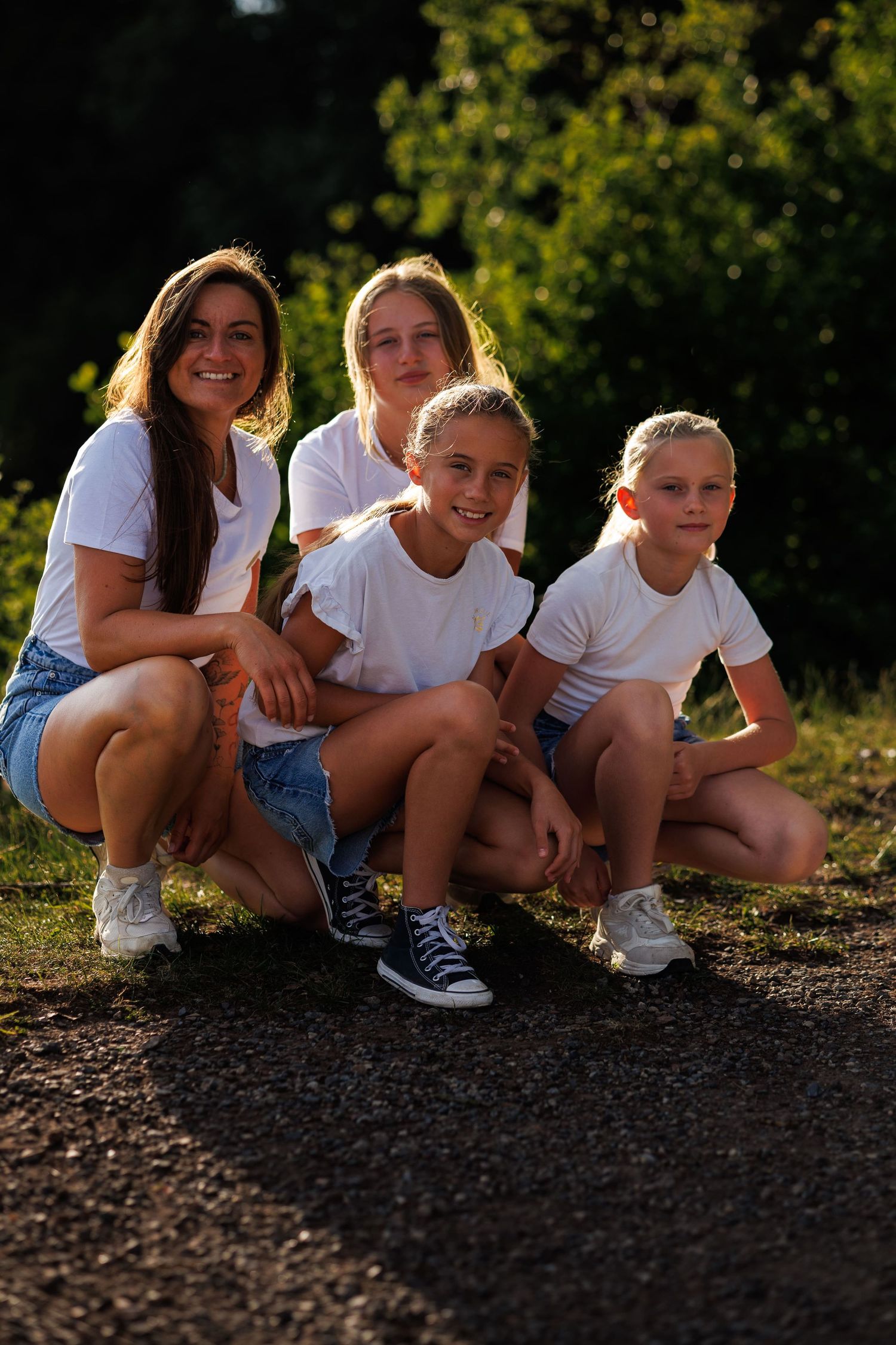 Séance photo famille près de Lille avec des enfants qui partagent un moment de joie et d'authenticité