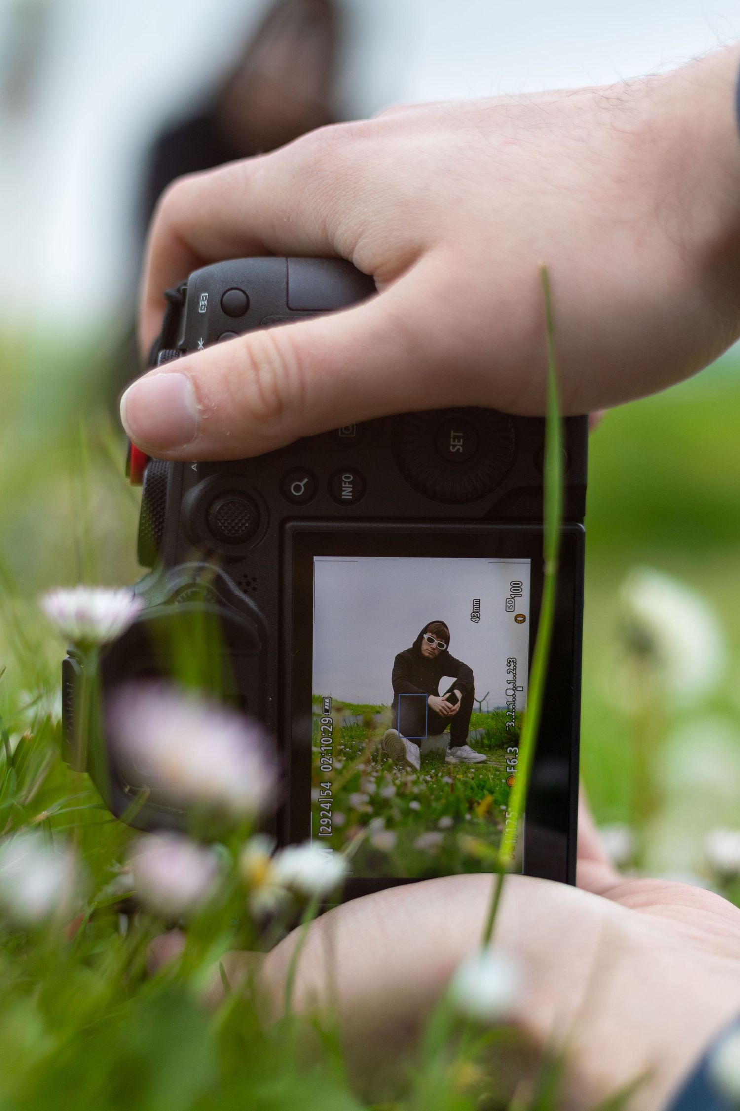 Photographie d’une personne en extérieur dans un cadre naturel près de Lille.