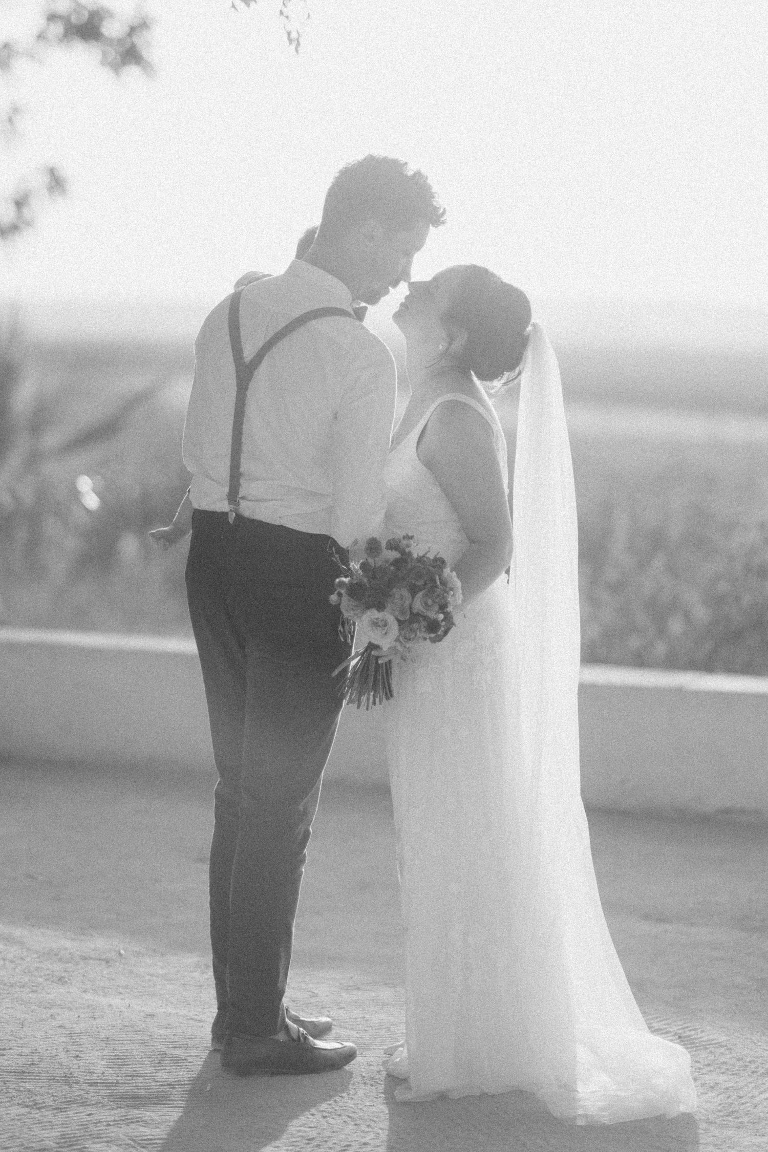 Elopement bruiloft trouwen in Spanje bruidspaar trouwboeket