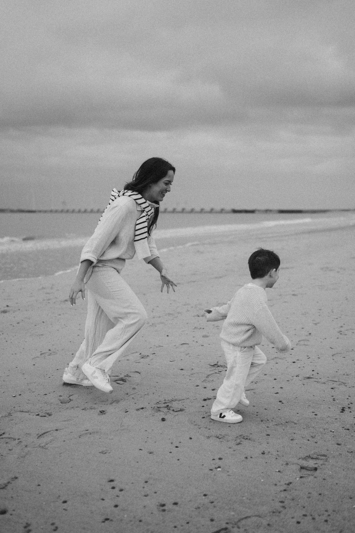 Moeder en zoon fotoshoot op het strand bij de zee