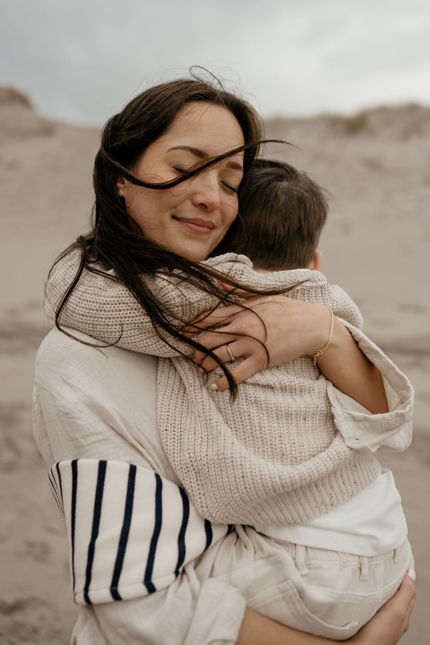Moeder en zoon fotoshoot op het strand bij de zee