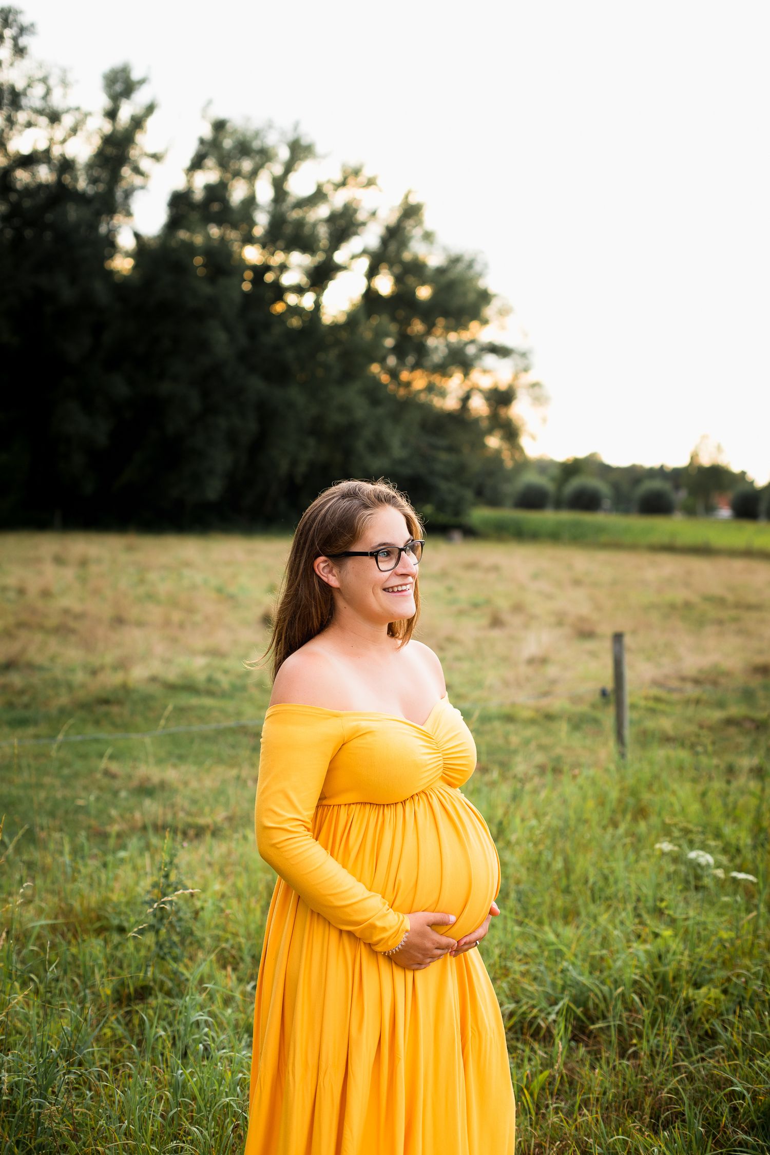 Stralende mama in verwachting bij golden hour