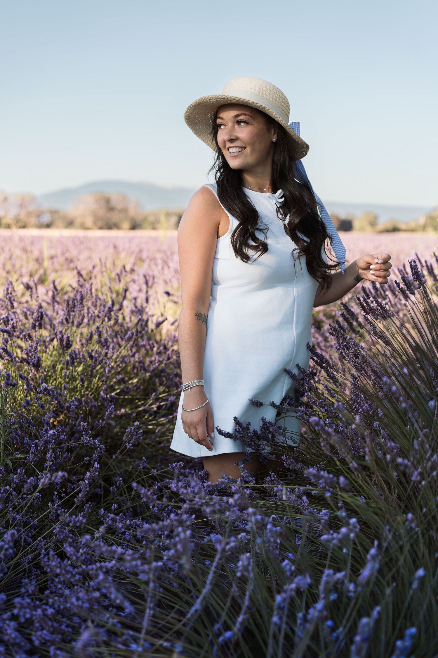Portrait de femme dans les champs de lavande de Provence, avec un robe de saison lors d'une séance photo lifestyle en extérieur