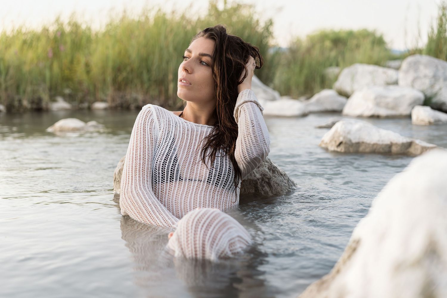 séance photo été dans le sud de la France à la lumière dorée dans une rivière