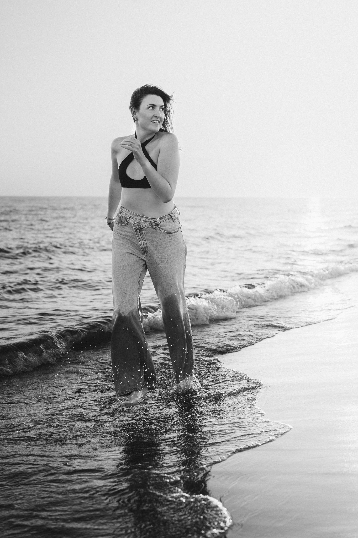 Séance photo portrait femme dans la mer en Provence