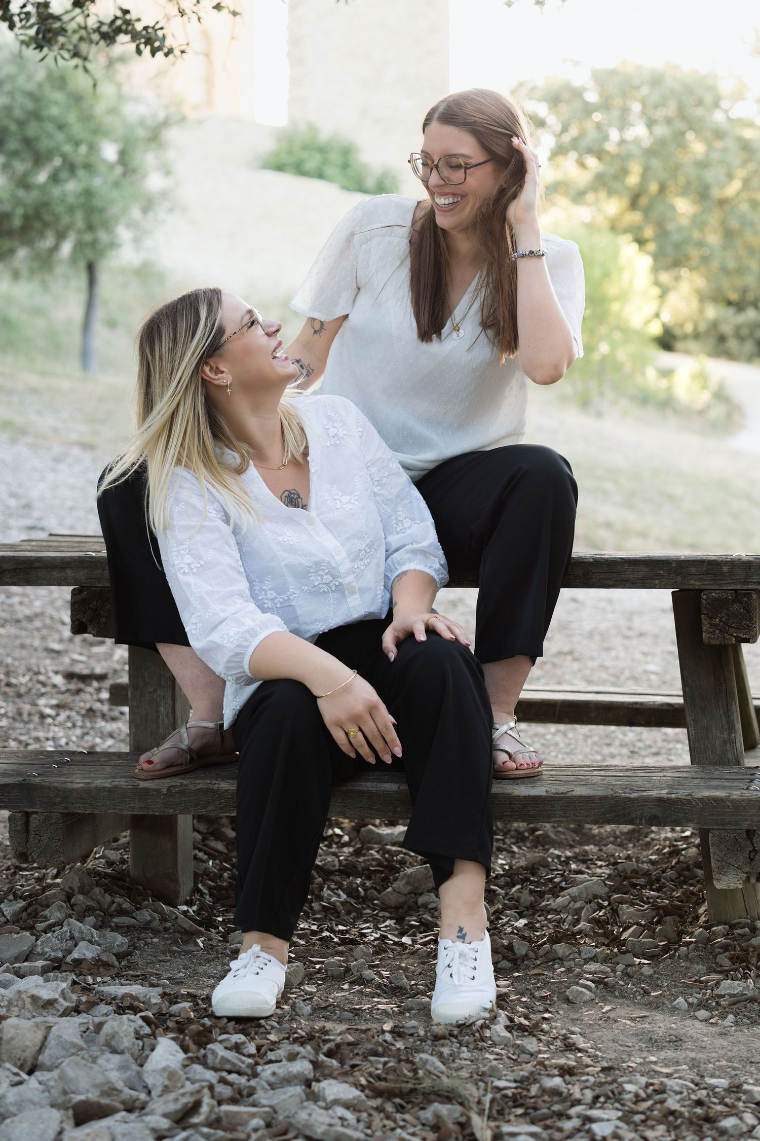 Séance photo duo entre femmes à Avignon en extérieur