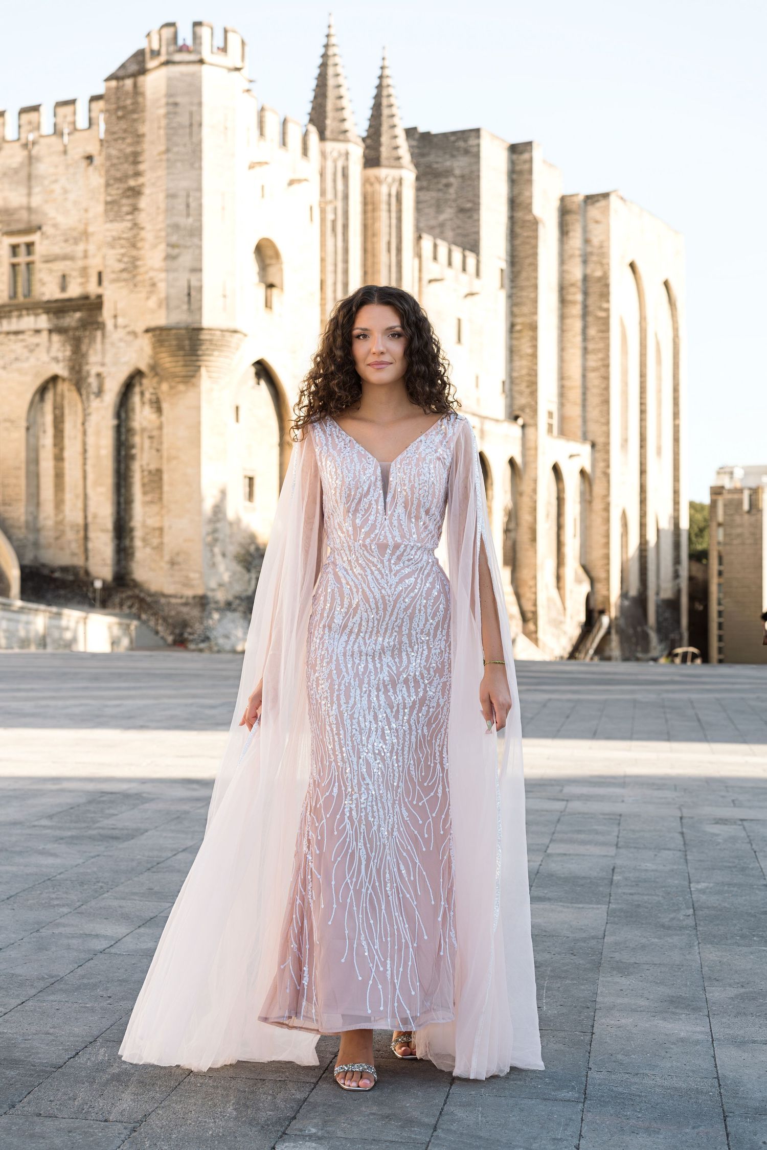 Portrait de femme devant le Palais des Papes à Avignon, séance photo en extérieur