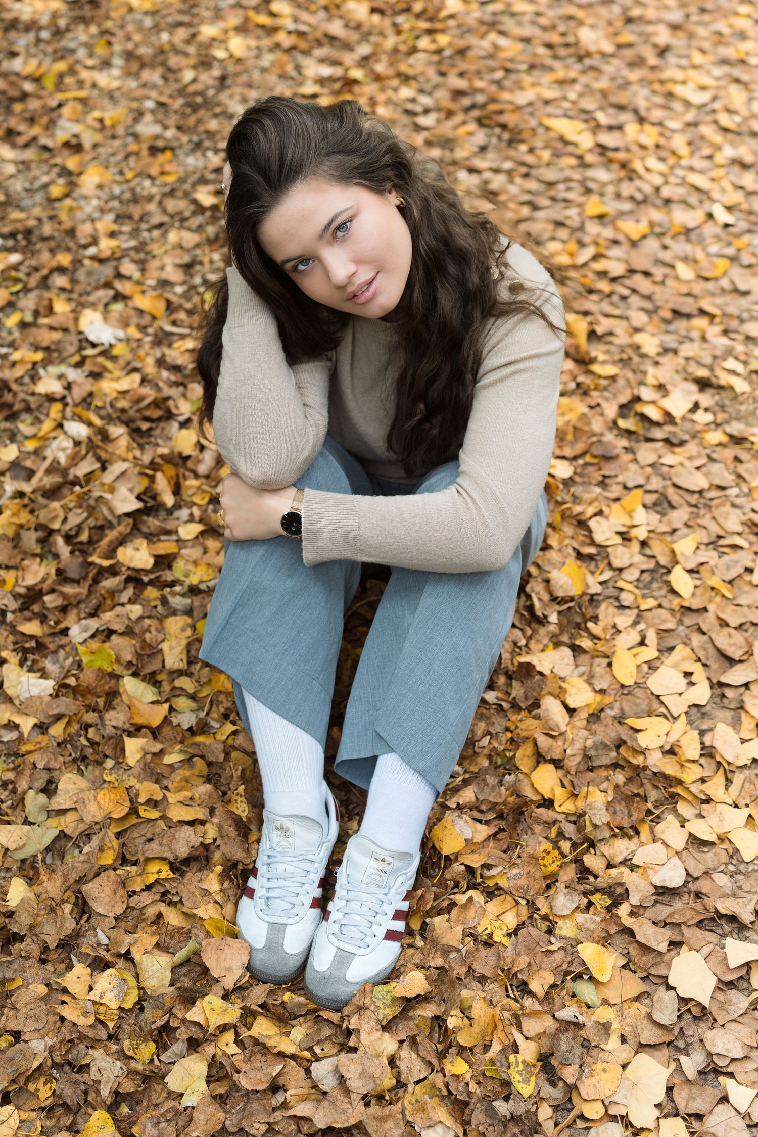 Séance photo portrait femme assise dans les feuilles jaunes d’automne en Provence