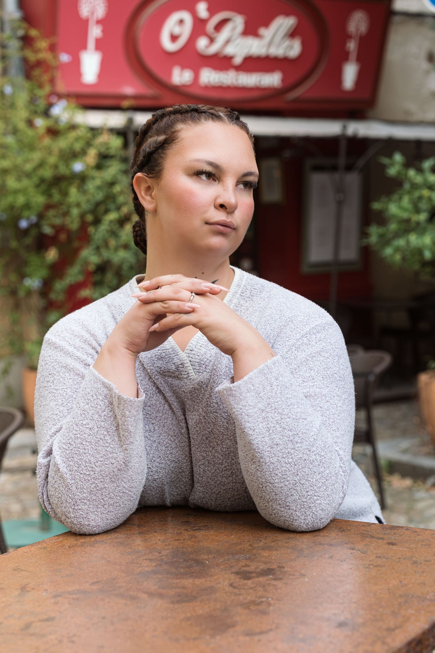 Portrait de femme en plein centre-ville à Avignon, séance photo en extérieur