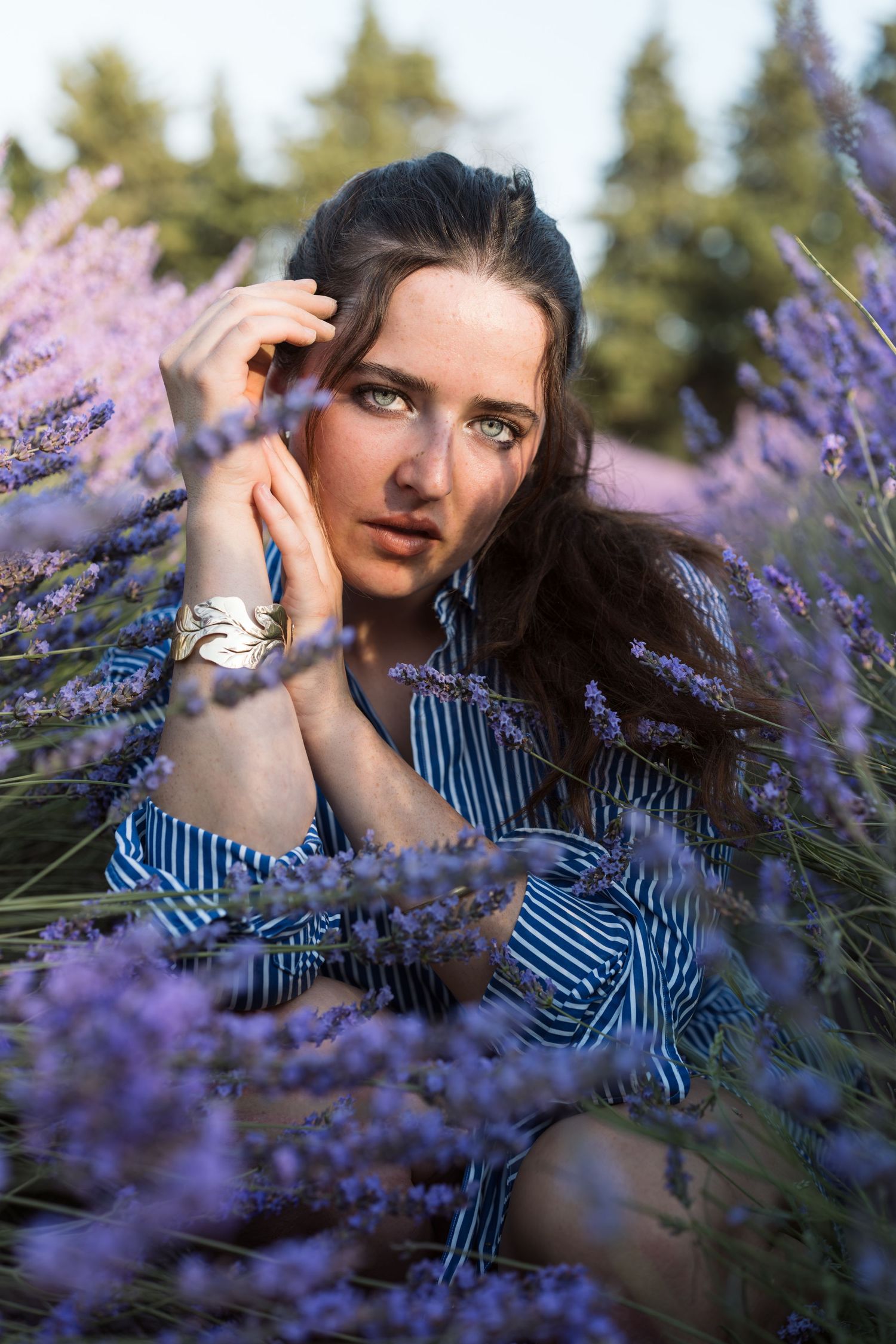 Portrait de femme dans les champs de lavande de Provence lors d'une séance photo lifestyle en extérieur