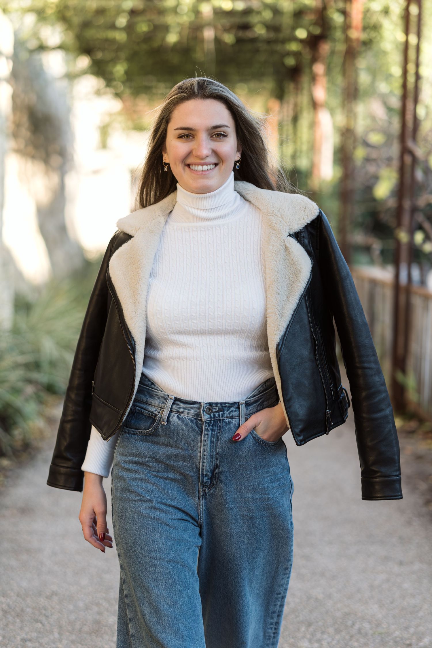 Portrait spontané et chaleureux d'une femme en tenue décontractée pour une séance photo lifestyle à Avignon