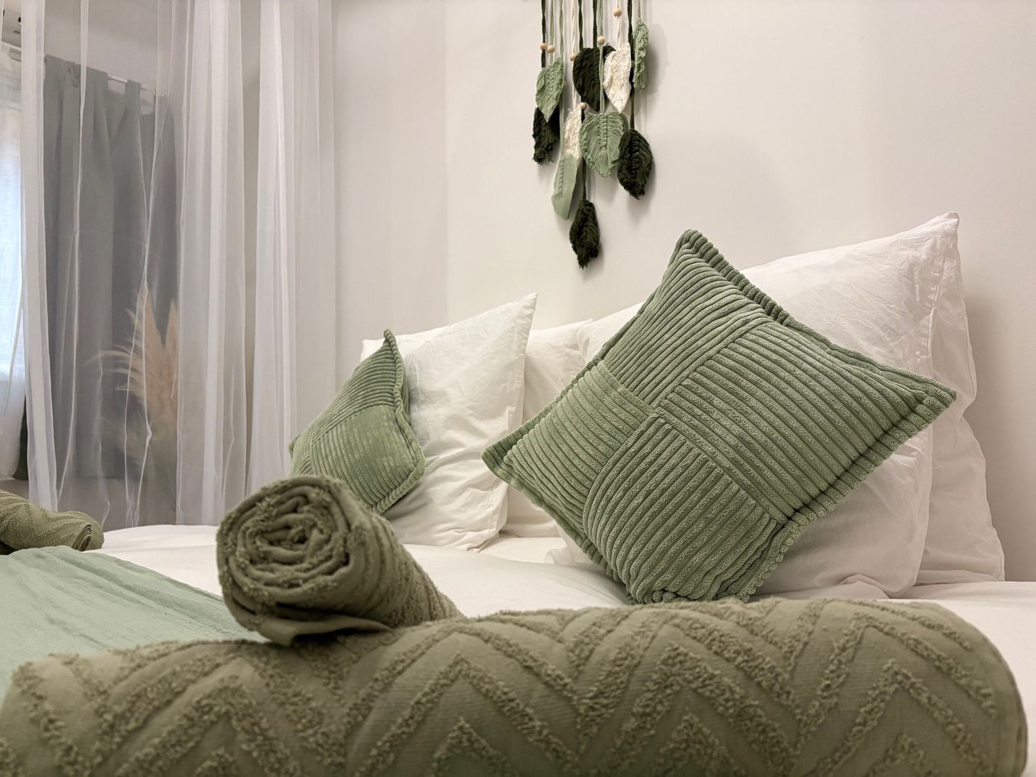 Décoration épurée et lumineuse pour une séance photo cocooning et intime à domicile dans le Vaucluse