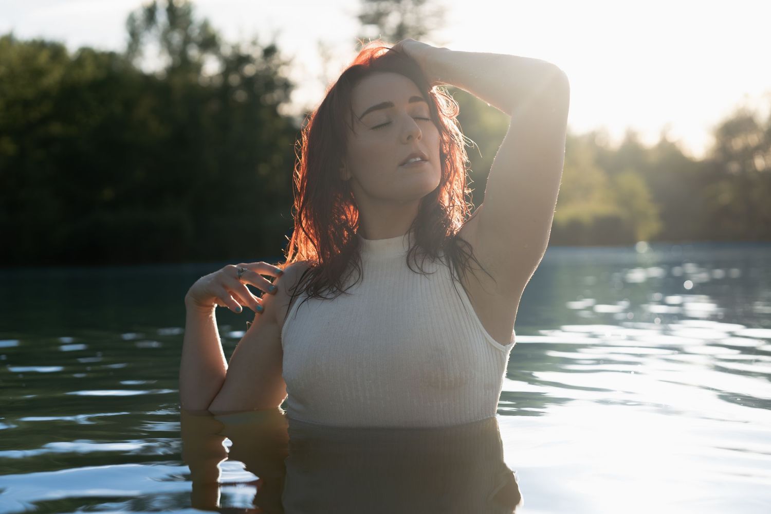 Jeu de lumière dorée sur l'eau pour une séance photo portrait et bienveillance en Provence
