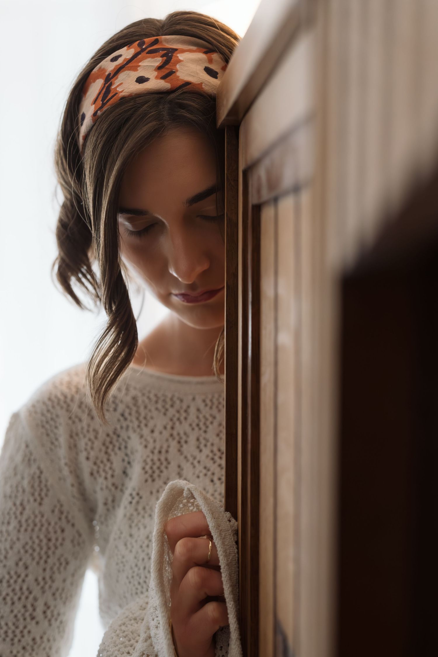 Portrait femme lifestyle en intérieur à Avignon