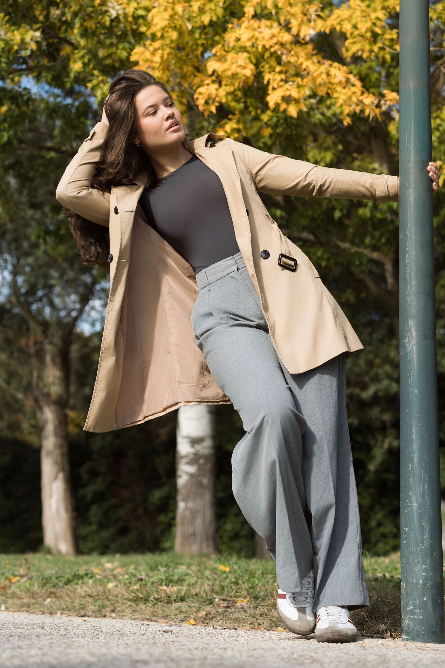 Portrait lifestyle de femme dans un cadre naturel aux couleurs de l’automne dans le Vaucluse