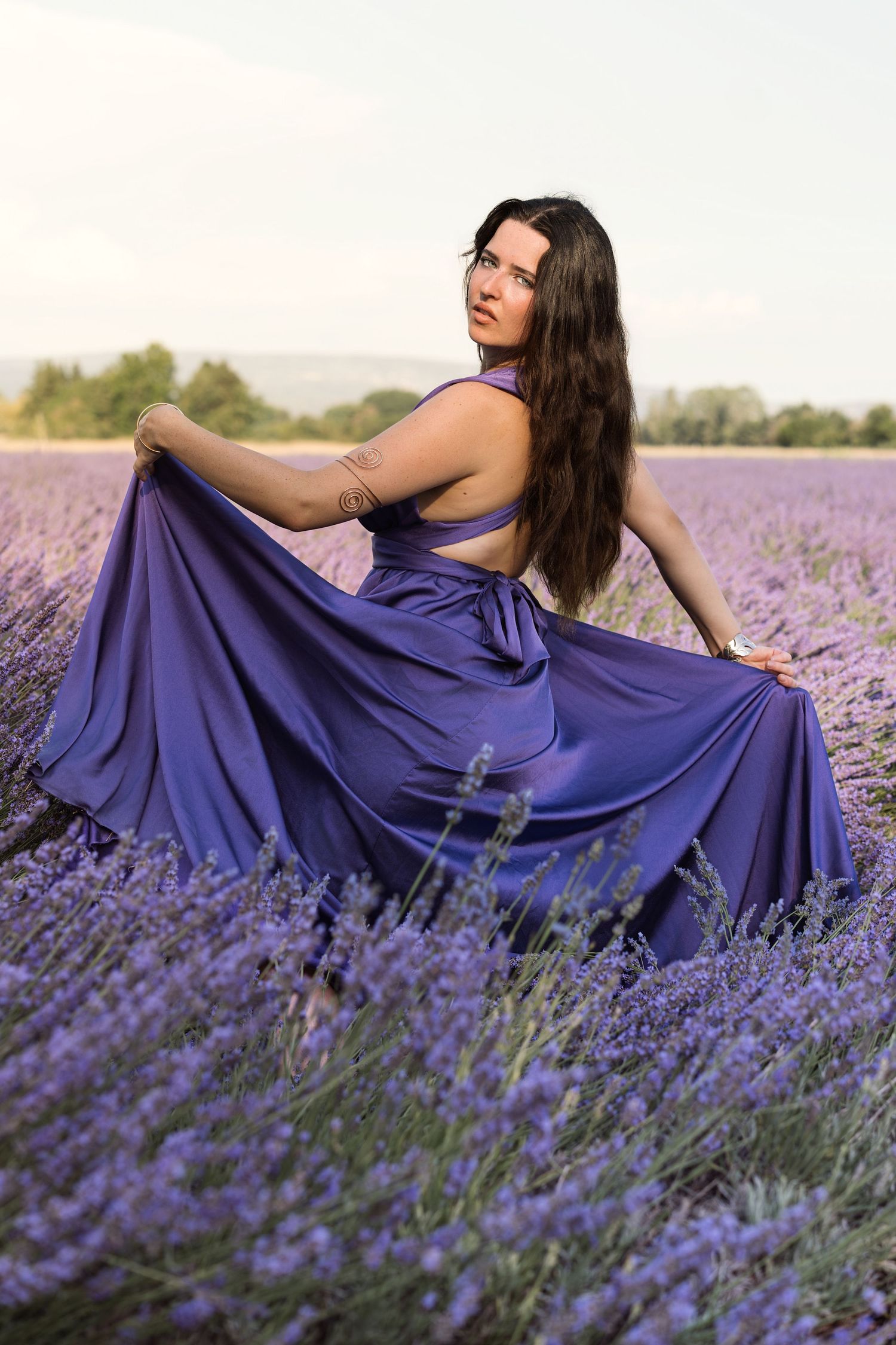 Portrait de femme dans les champs de lavande de Provence, avec un robe de saison lors d'une séance photo lifestyle en extérieur