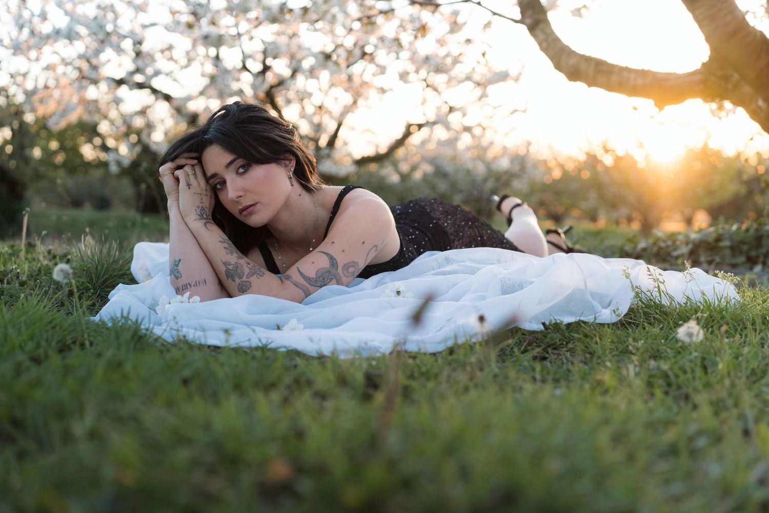 Portrait de femme au coucher du soleil lors d'une séance photo lifestyle en extérieur près d'Avignon