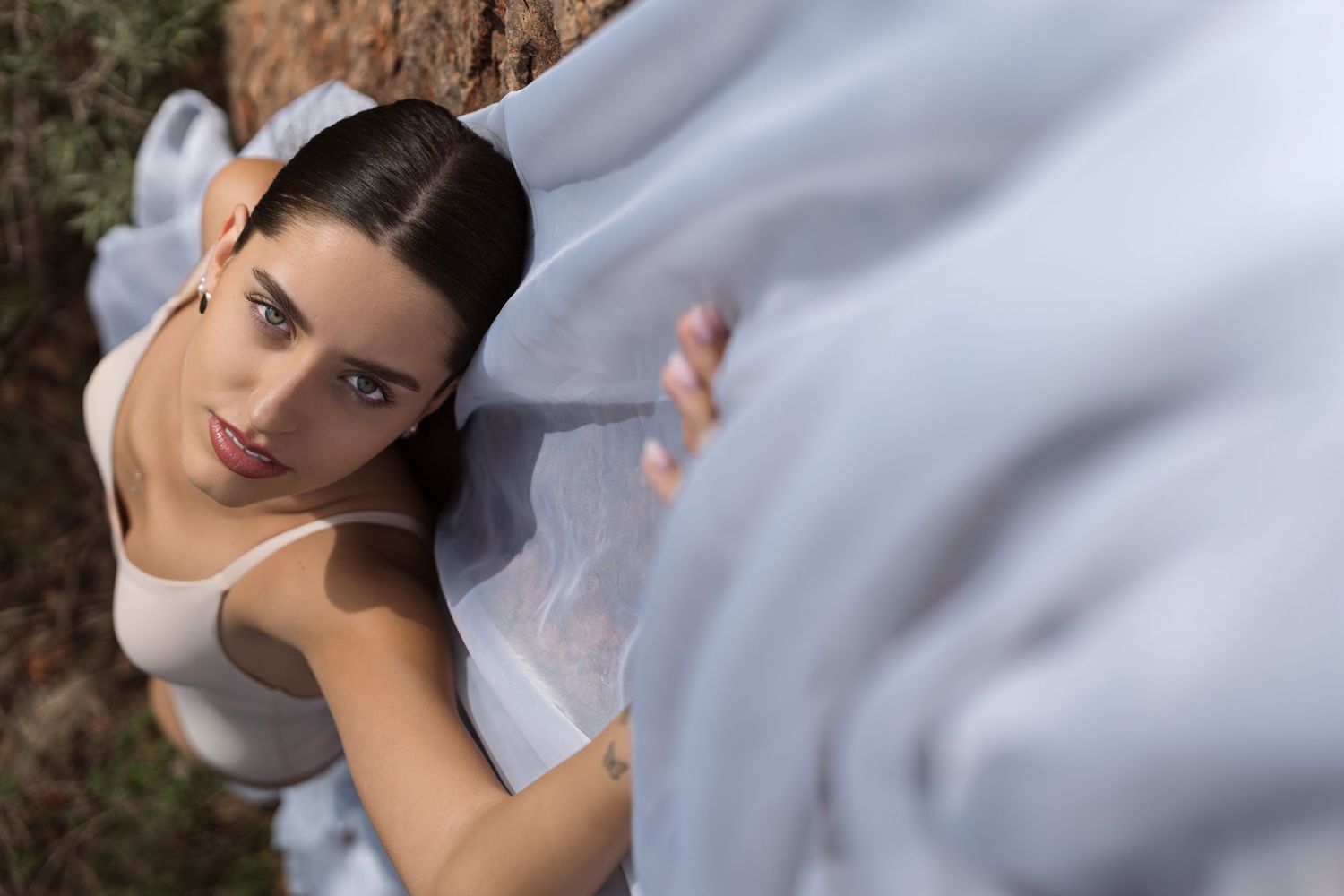 Portrait artistique de femme sous un voilage léger pour une séance photo douceur à Avignon