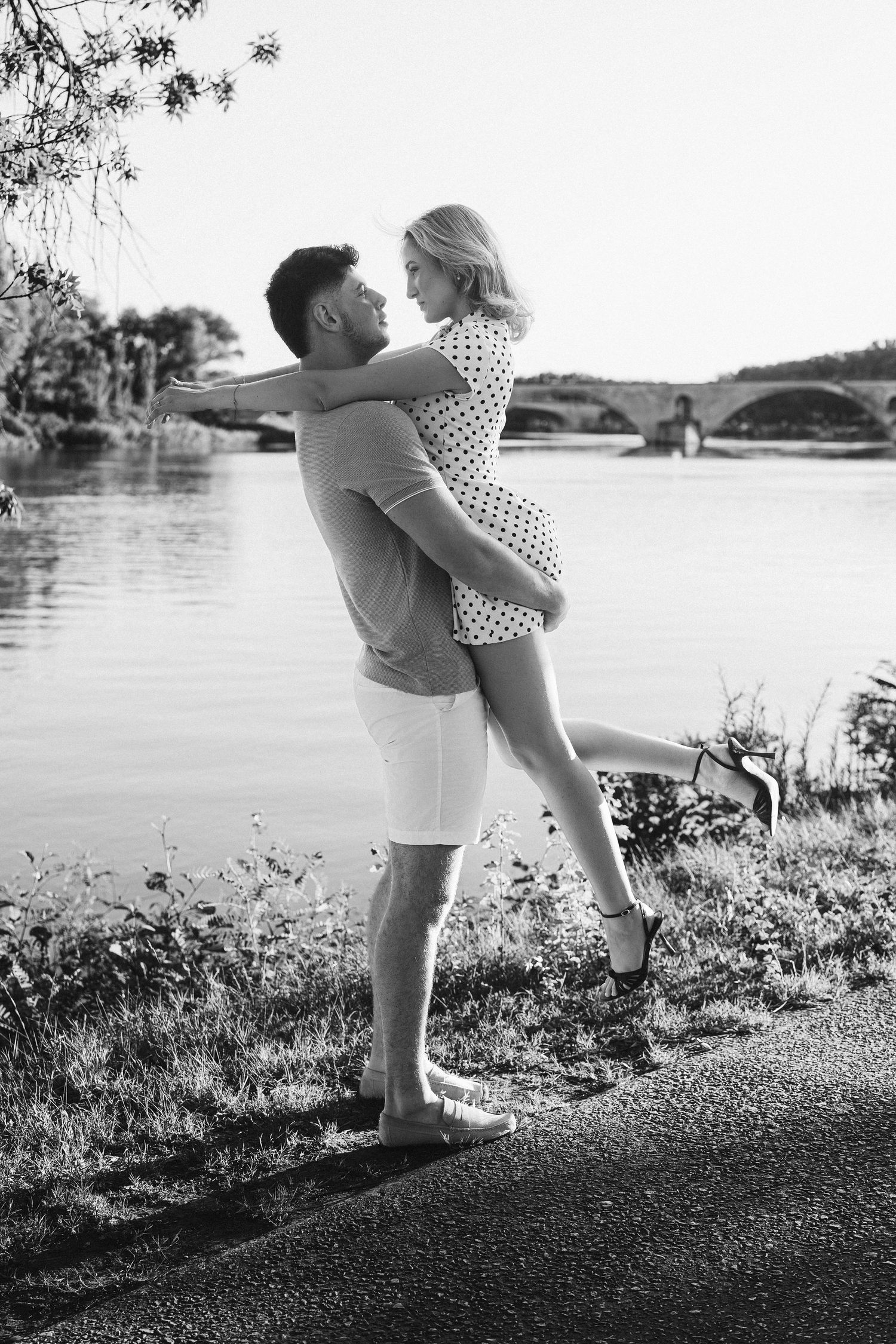 Portrait de couple lors d’une séance photo à Avignon, au bord de l’eau
