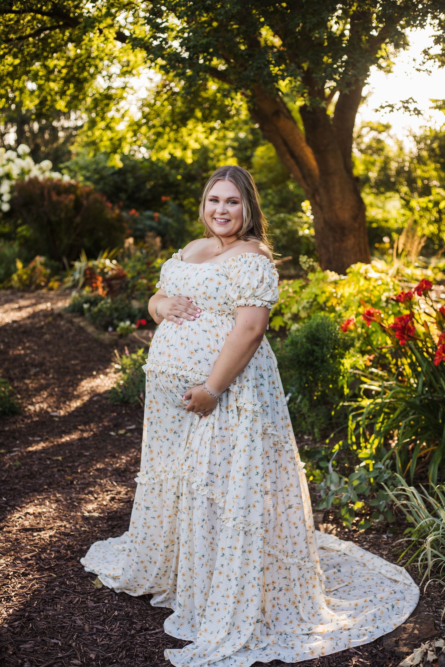 Expecting mom smiling softly in warm golden light – Fairchild Photo Co golden hour session
