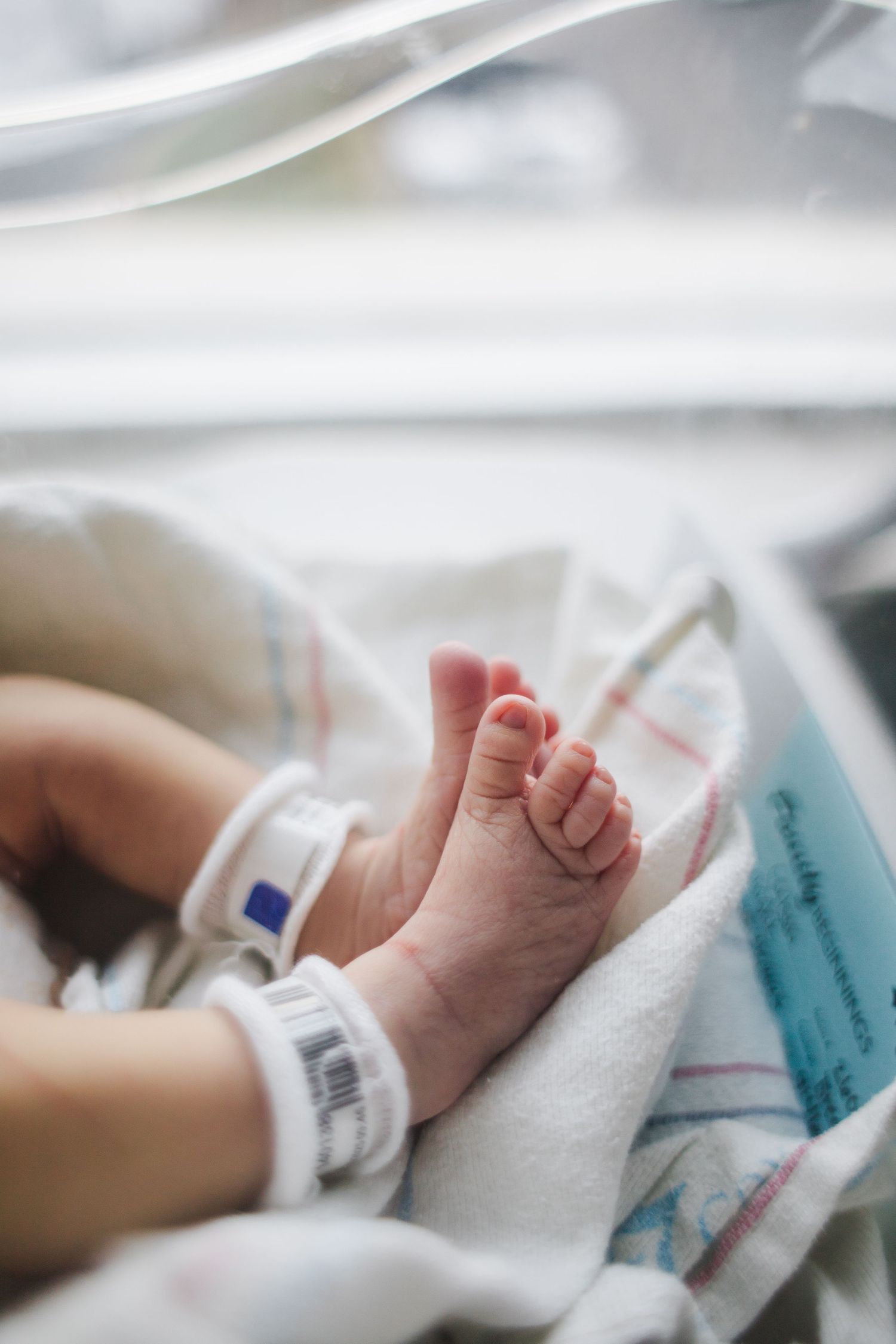 close up of newborn baby foot with hospital ID band Fresh 48 session Springfield MO