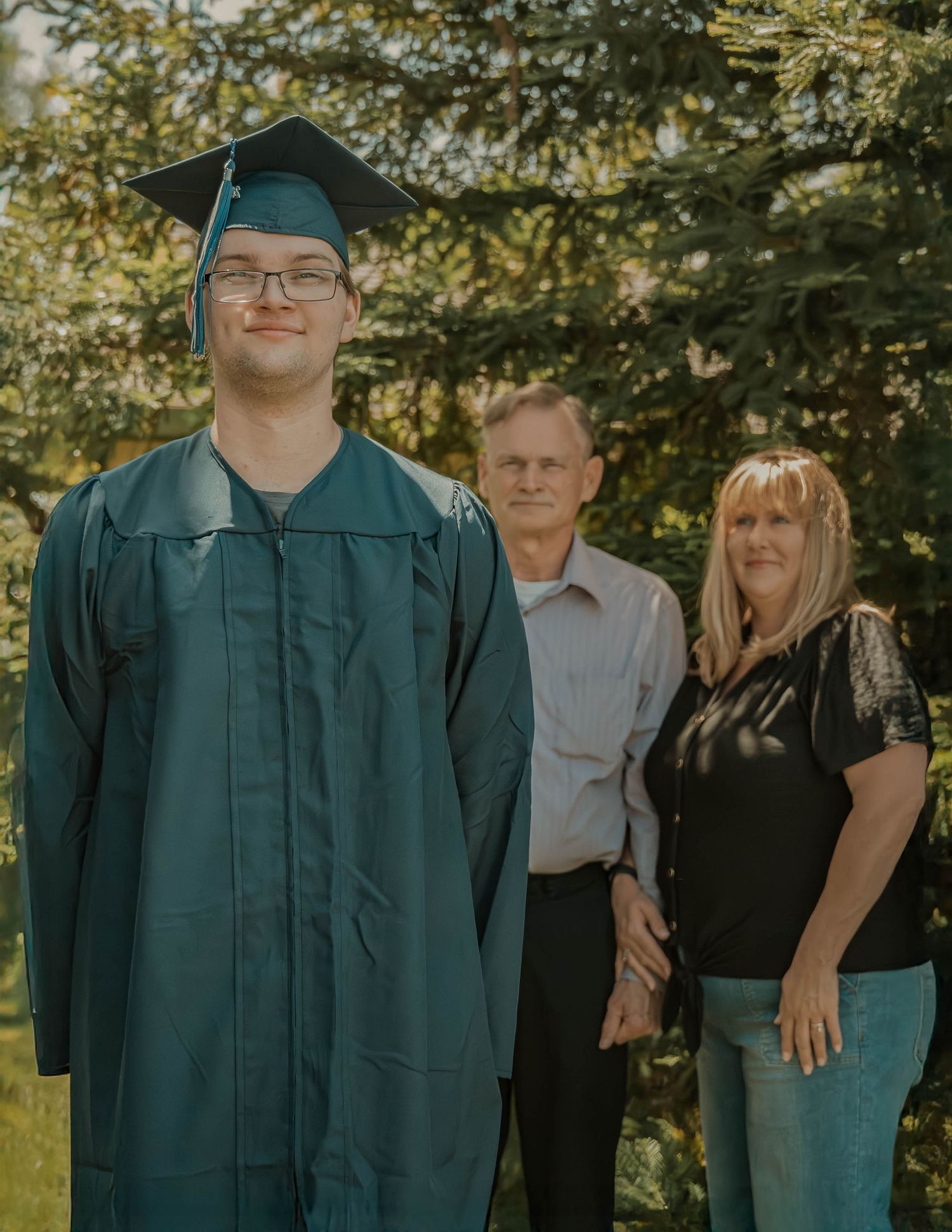 Graduate with parents outdoor senior portrait, family graduation photos near Granite Bay California Jolie & Rae Photography