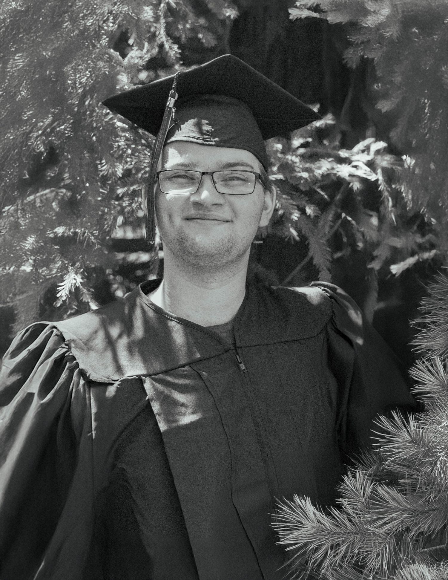 Graduate portrait black &white outdoors, senior graduation photos near Elk Grove California  by Jolie & Rae Photography, travel photographer