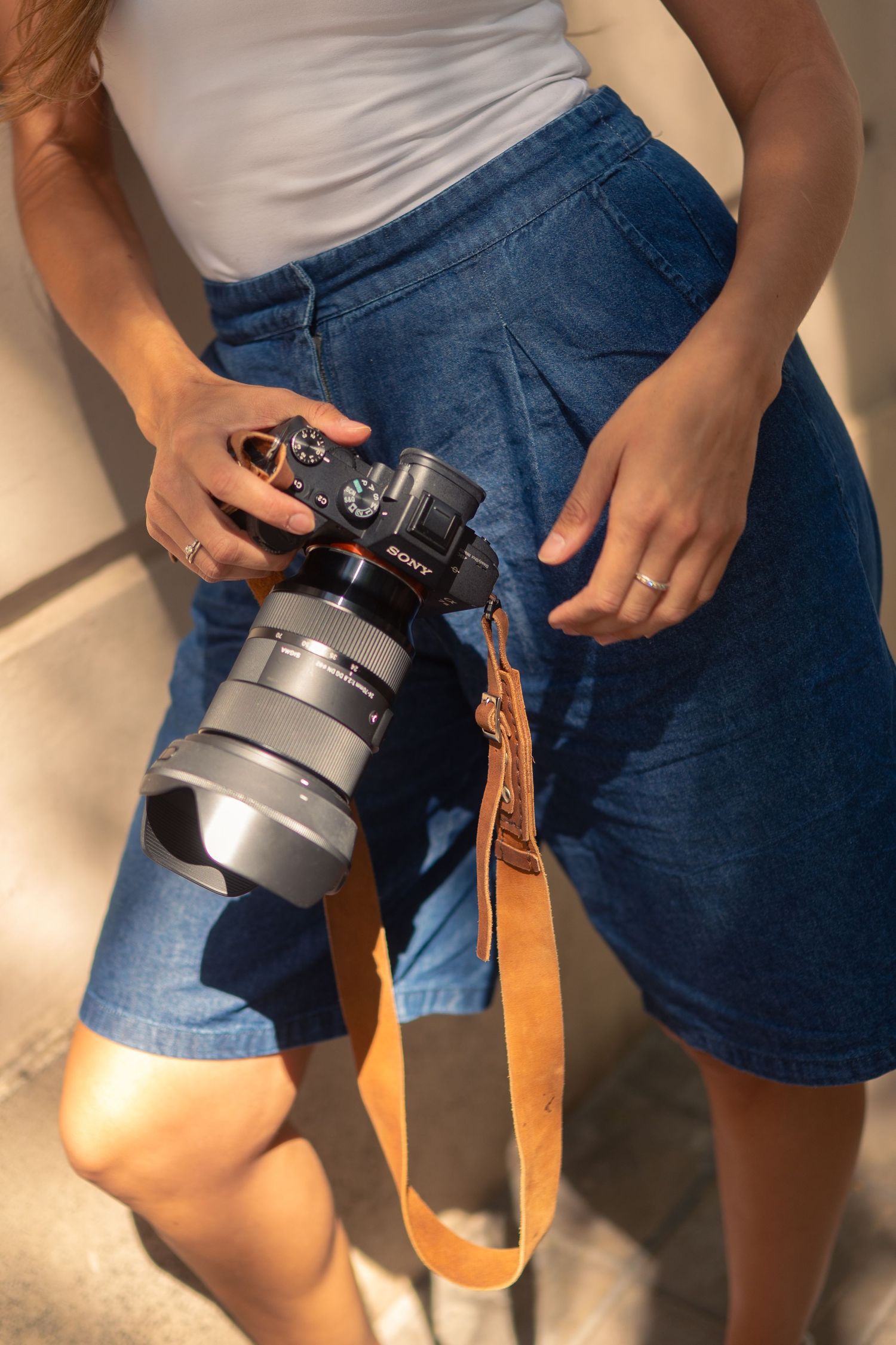 Branding photo session for a photographer in the city of Valencia. Details shot of her holding her camera in the hand.