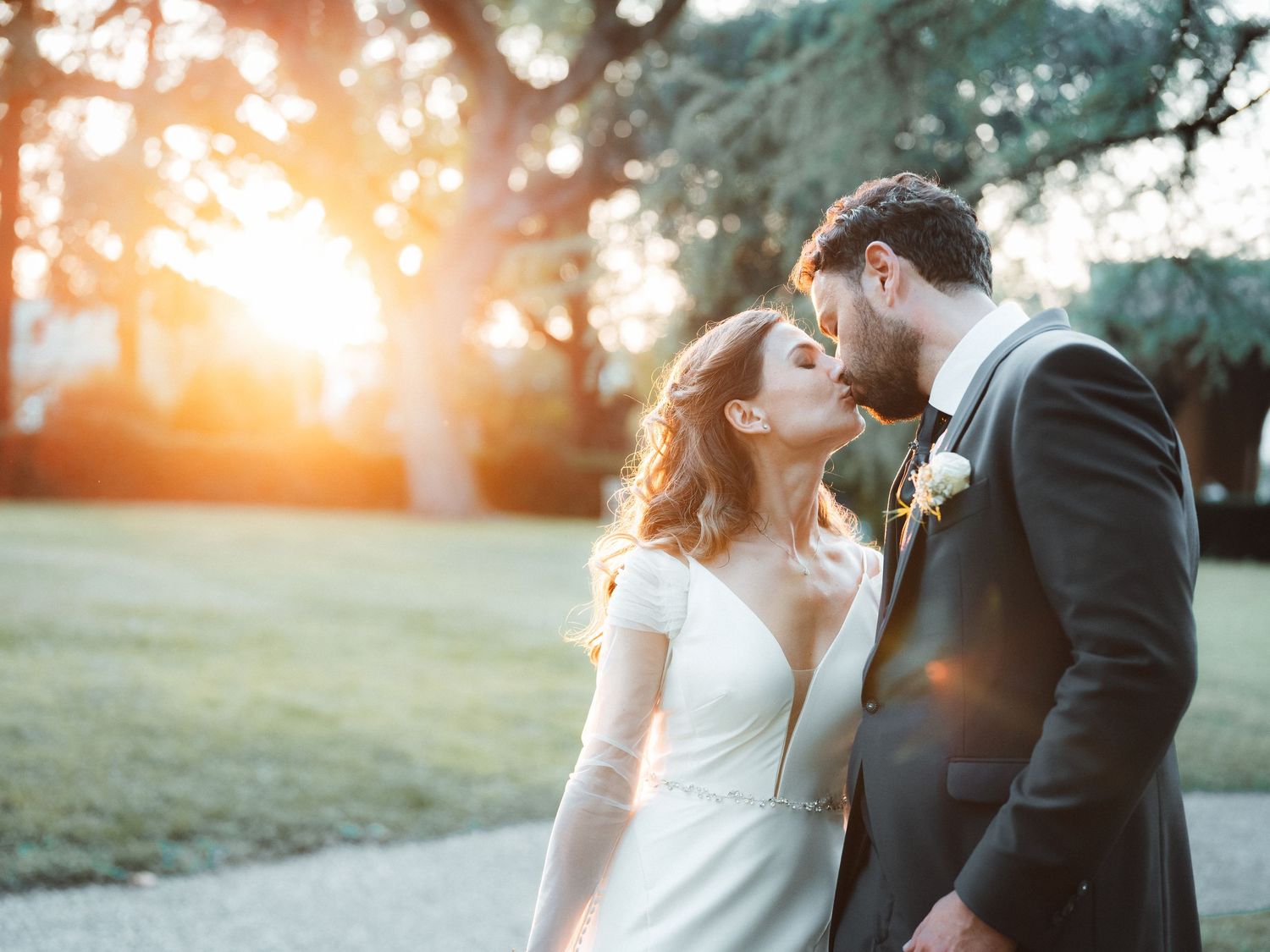 Sunset wedding portrait surrounded by greenery and warm light. A poetic and emotional countryside scene.