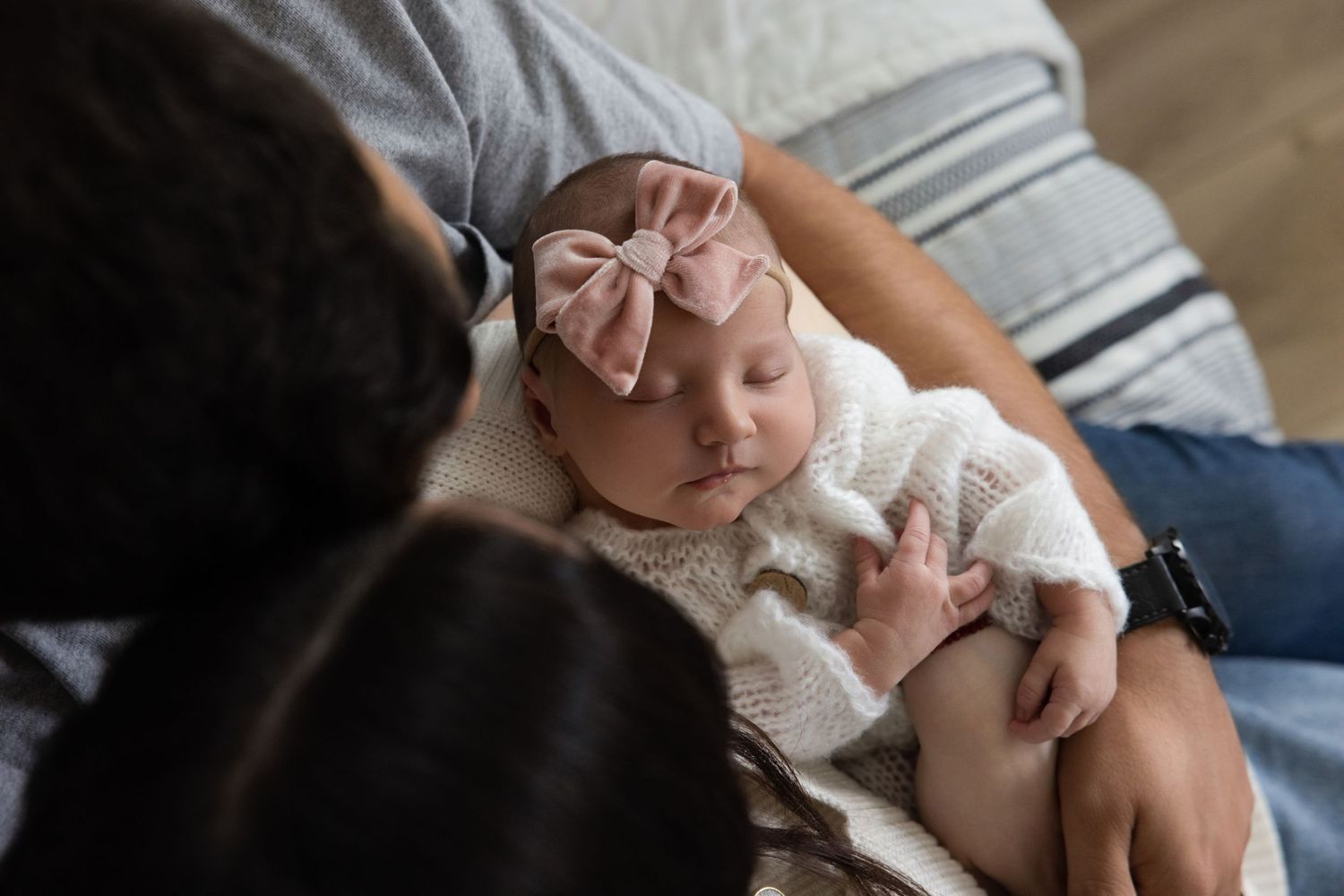 Family newborn pictures in Davis County living room setting