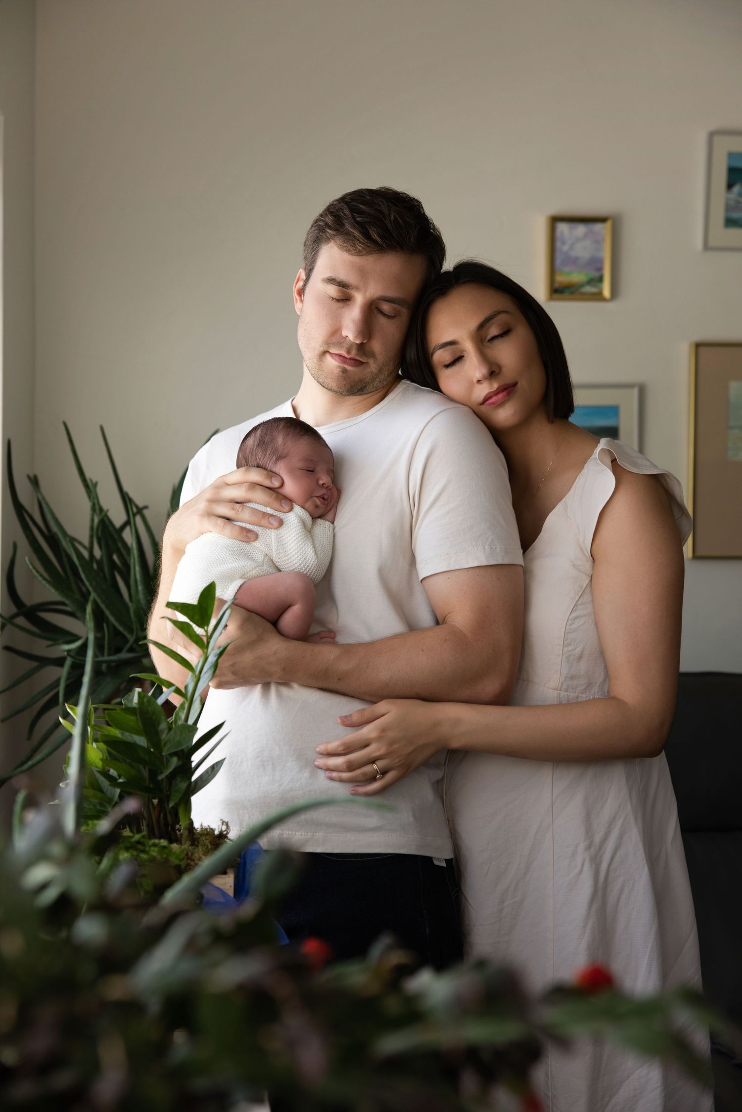 Family newborn pictures in Davis County living room setting