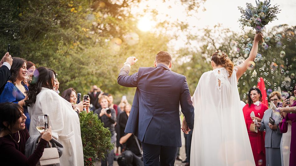 Salida de la ceremonia de los novios vista de espaldas en la Quinta del Ynfanzón de Gijón, Asturias. FBA Fotógrafos de Boda en Asturias