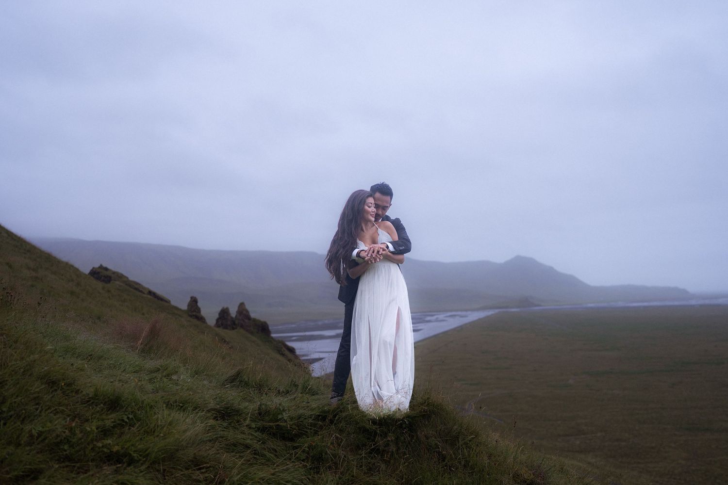Elopement photo session on Stóri Dímon in Iceland with couple embracing on a misty hillside