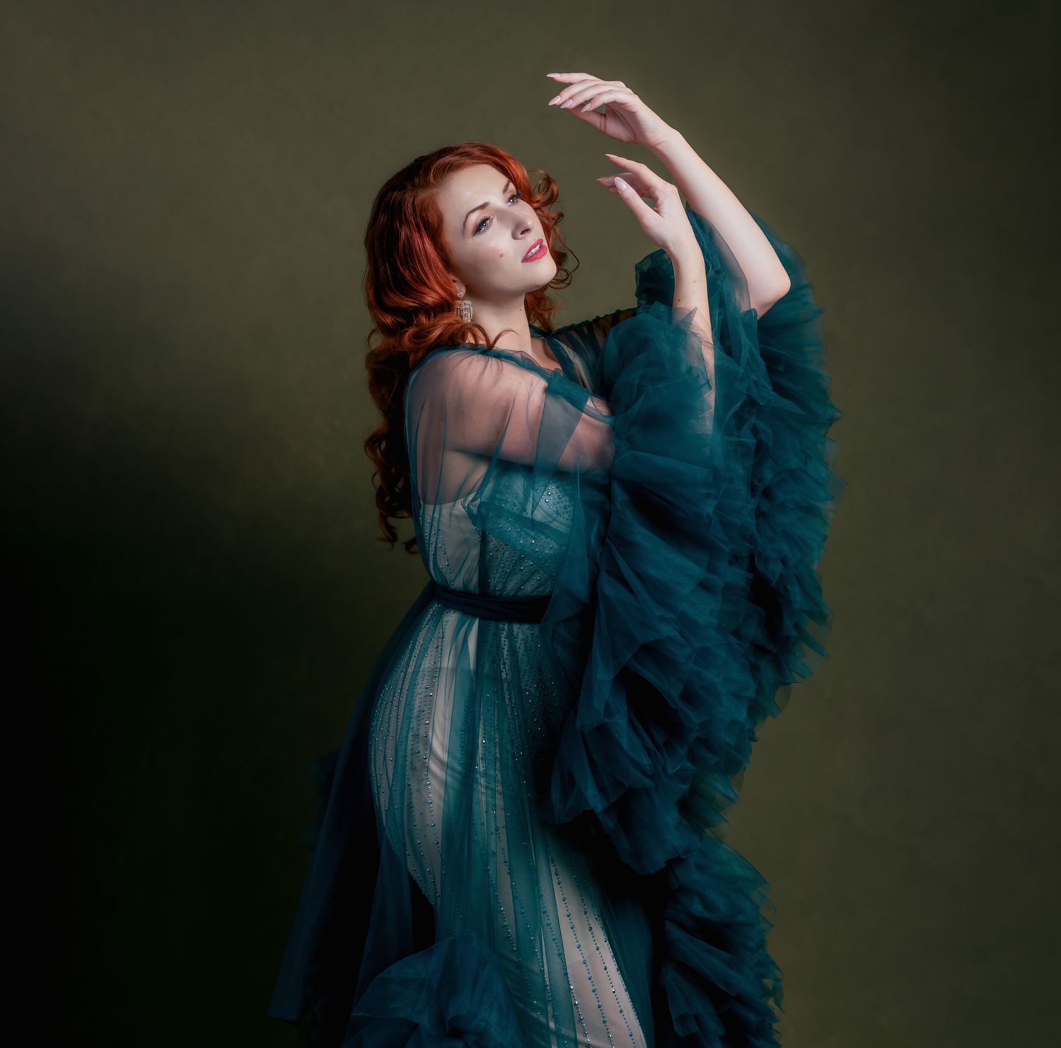 Beautiful women in portraits. Portraits for all women. Beautiful fine art portraits. Painterly