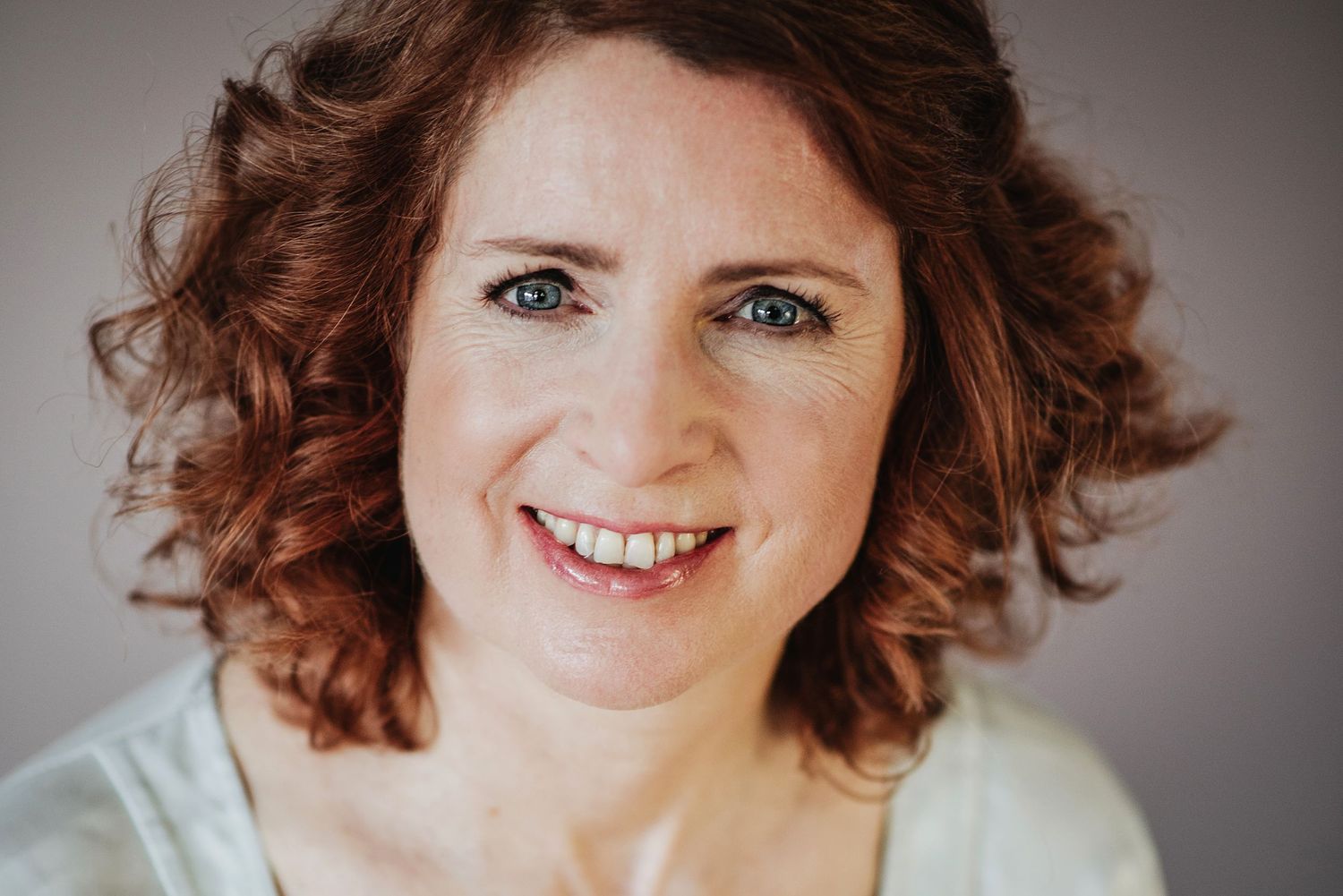 Ausdrucksstarkes Porträt von der deutschen Journalistin und Fernsehmoderatorin Monica Lierhaus, fotografiert von Jenny Jacoby