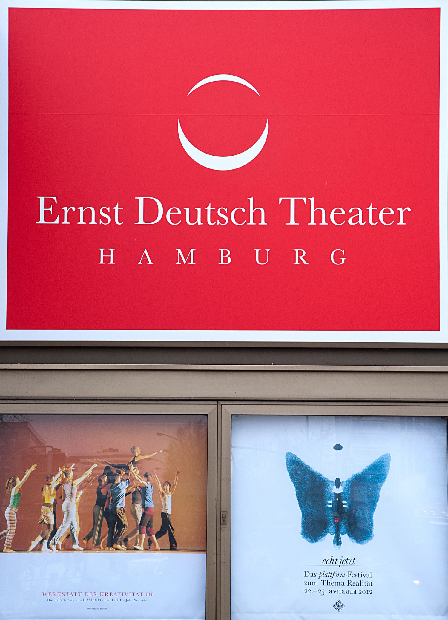 Plakate und Logo des Ernst Deutsch Theaters in Hamburg, fotografiert von Jenny Jacoby. Ankündigung für John Neumeiers Ballett, Ballettschule