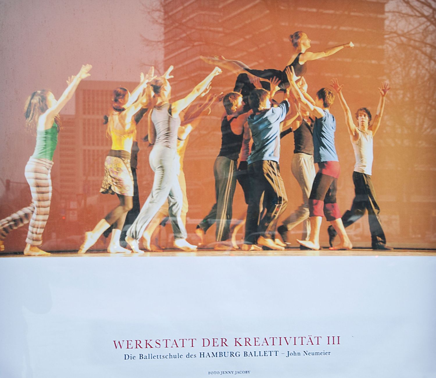 Plakate und Logo des Ernst Deutsch Theaters in Hamburg, fotografiert von Jenny Jacoby. Ankündigung für John Neumeiers Ballett, Ballettschule