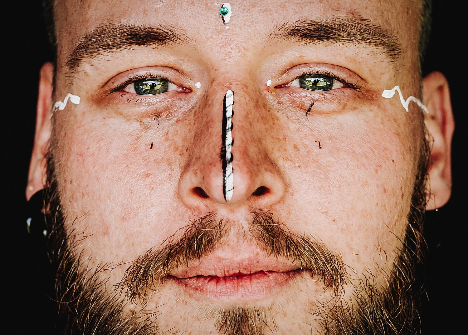 Nahaufnahme Gesicht mit weißem Face Painting, Body Art Porträtfotografie von Jenny Jacoby. Close-up face with white face painting, body art