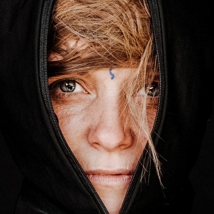 Ausdrucksstarkes Porträt einer Schauspielerin und Pantomimin, fotografiert von Jenny Jacoby – Intensität, Nähe und stille Präsenz.