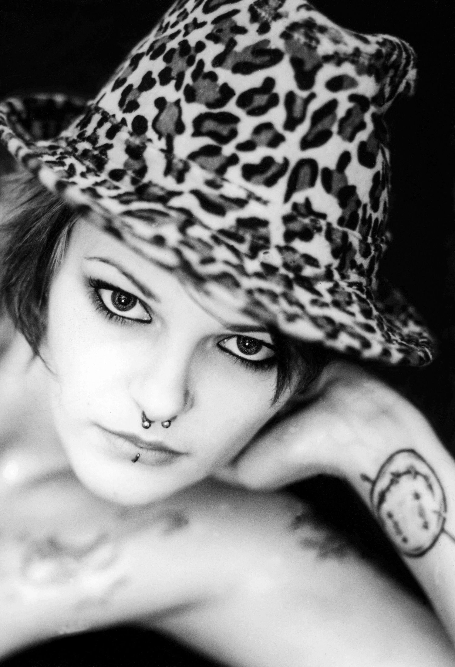 Schwarzweiß-Porträt mit Leoparden-Hut und Piercings, analoge Fotografie von Jenny Jacoby