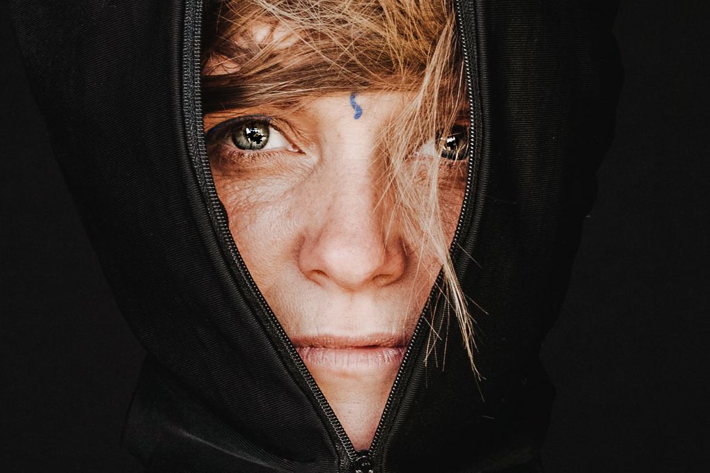 Ausdrucksstarkes Porträt einer Schauspielerin und Pantomimin, fotografiert von Jenny Jacoby – Intensität, Nähe und stille Präsenz.