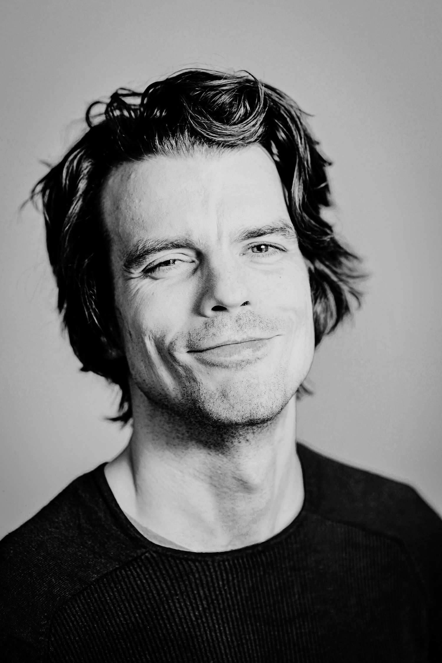 Schauspieler-Porträt Mann mit Lächeln, klassisches Schwarzweiß-Headshot von Jenny Jacoby