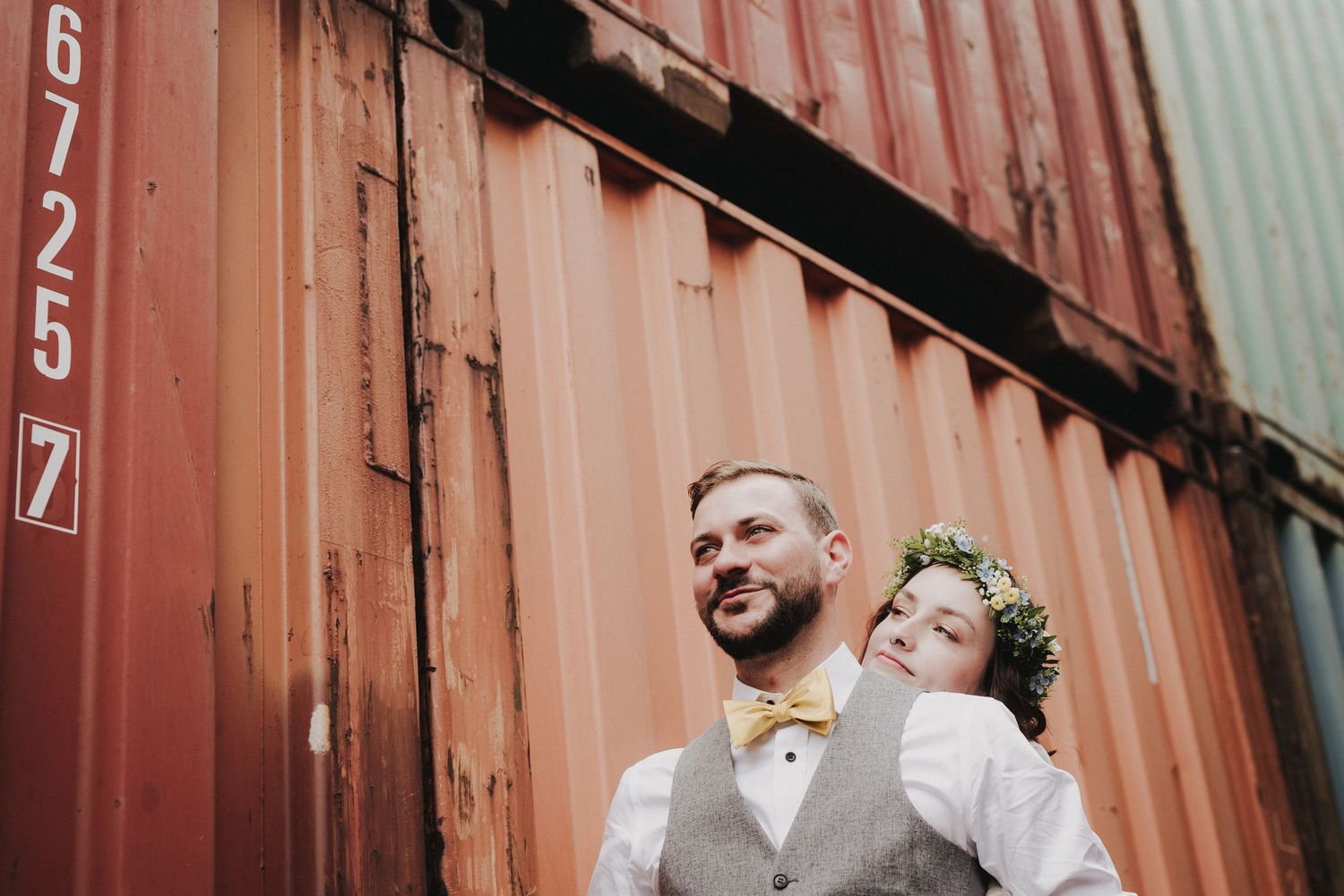 Unkonventionelles, alternatives Hochzeitspaar mit Tattoos vor Containern in Hamburg fotografiert von Adieu Tristesse Fotografie Jenny Jacoby